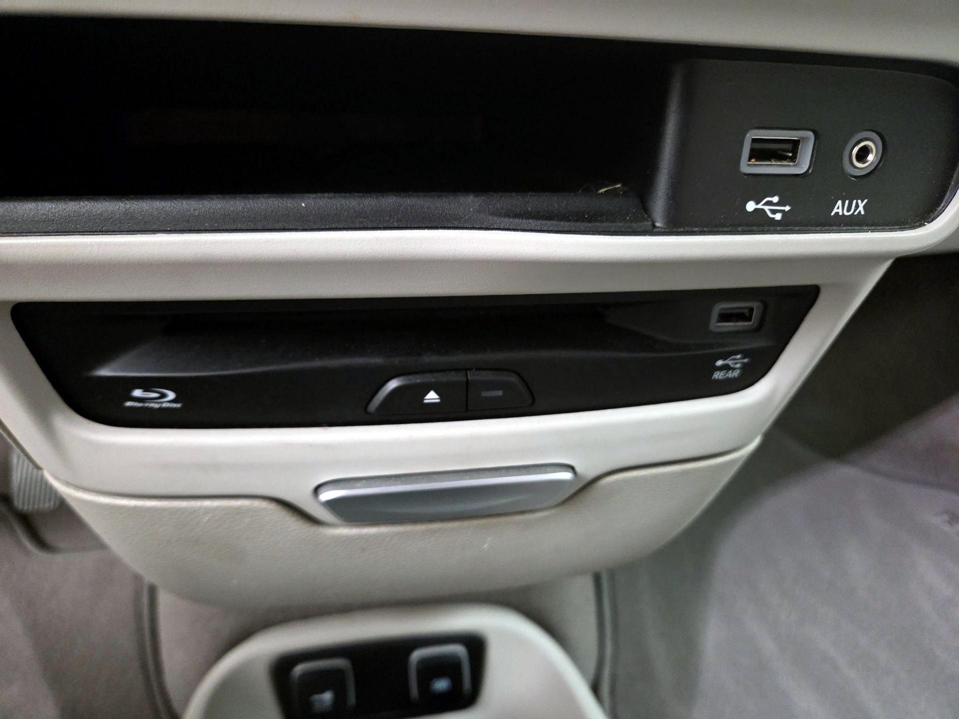 Thumbnail: 2017 Chrysler Pacifica - 17