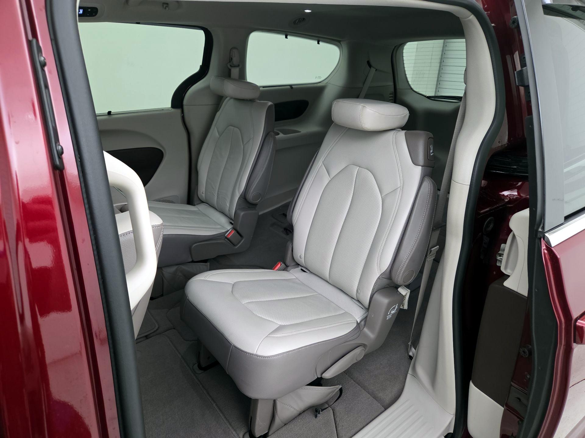 Thumbnail: 2017 Chrysler Pacifica - 18