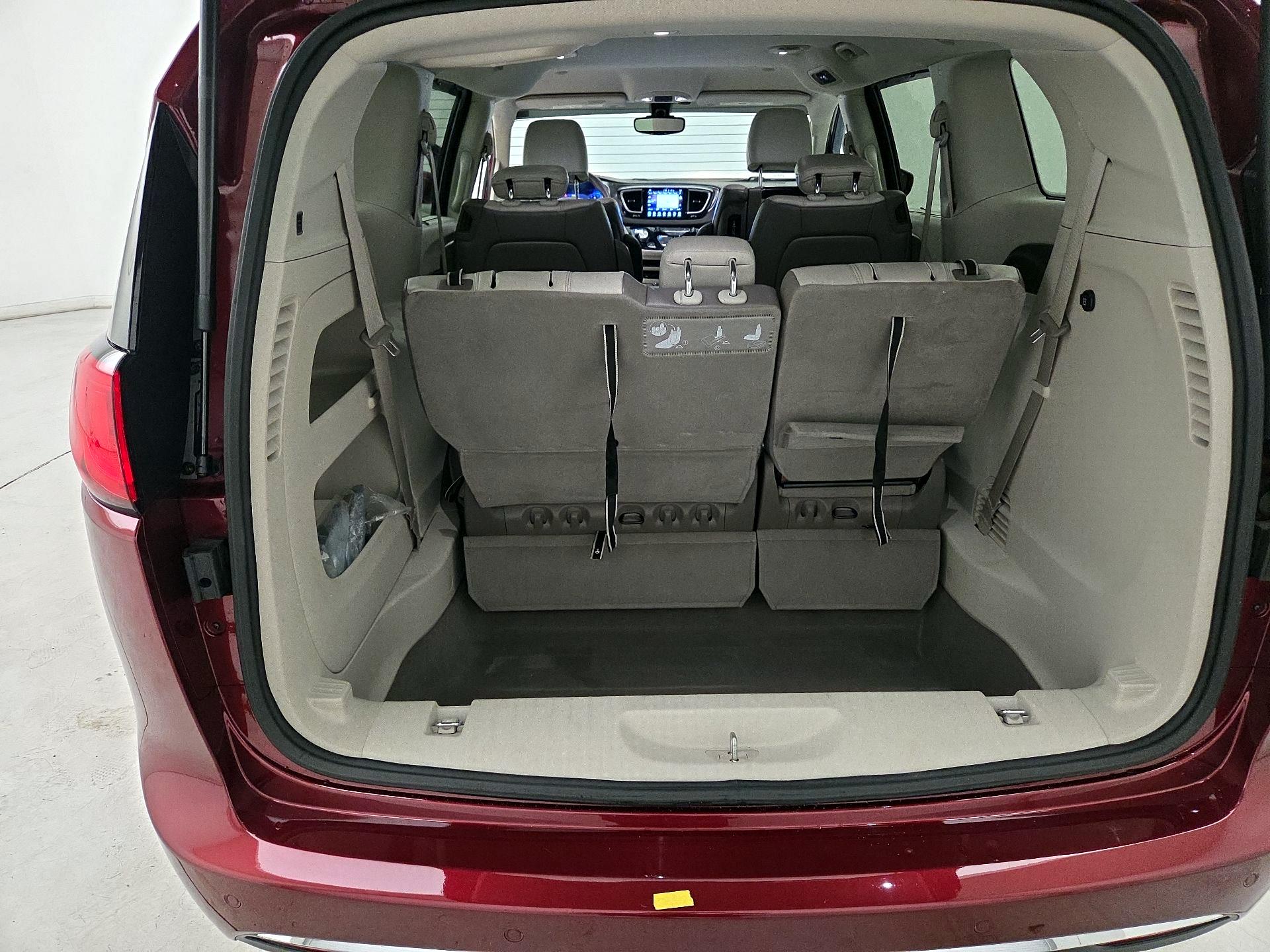 Thumbnail: 2017 Chrysler Pacifica - 19