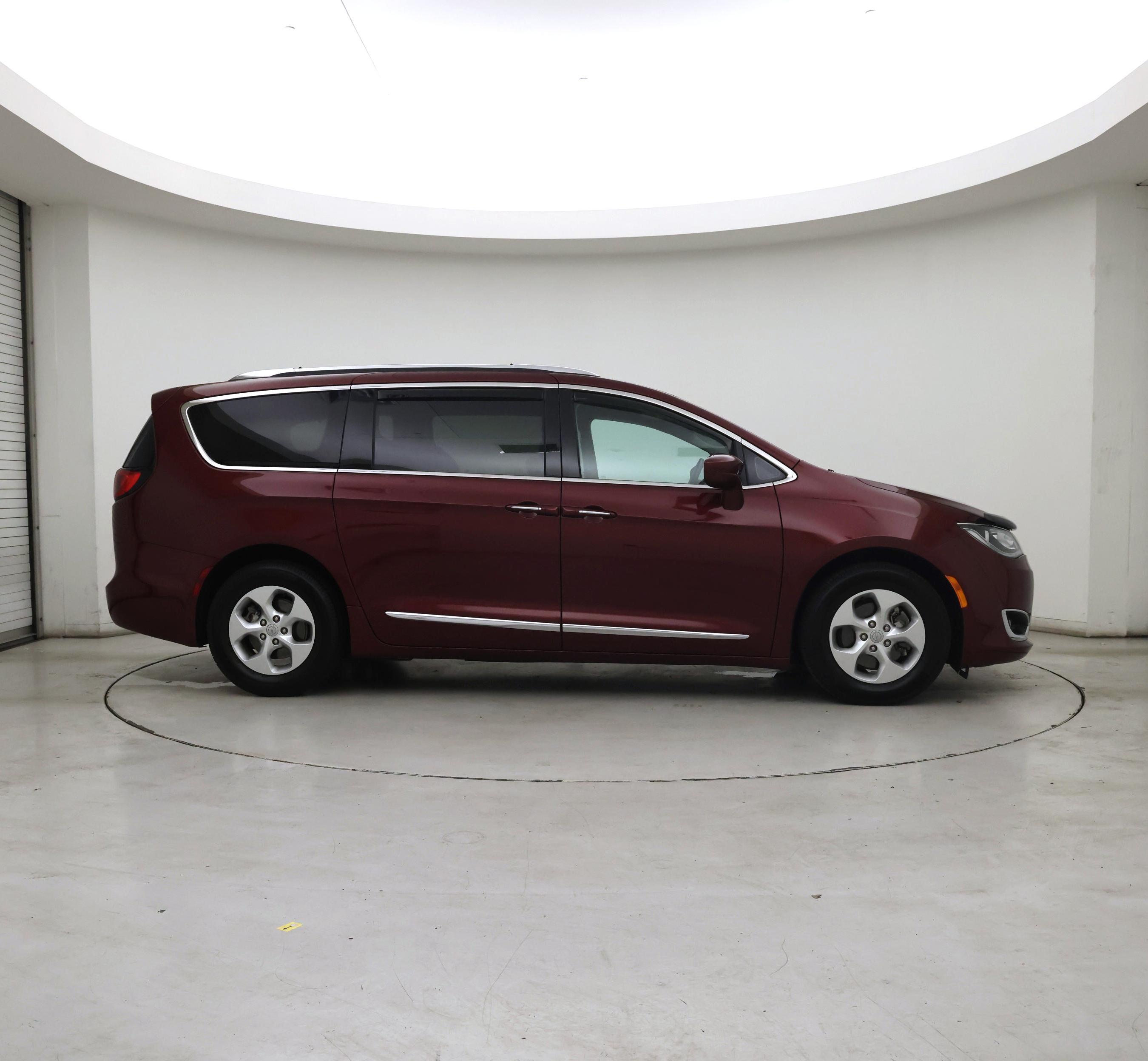 Thumbnail: 2017 Chrysler Pacifica - 7