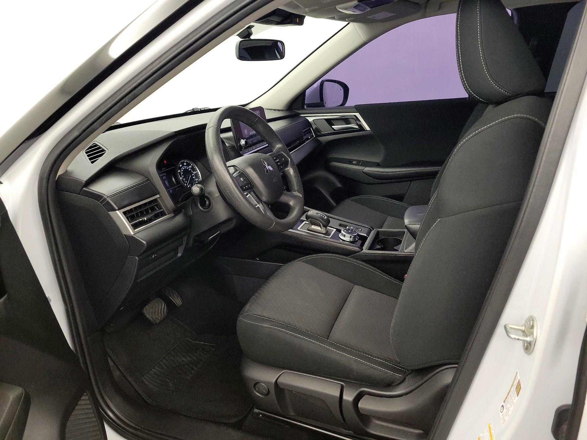 Thumbnail: 2022 Mitsubishi Outlander - 11