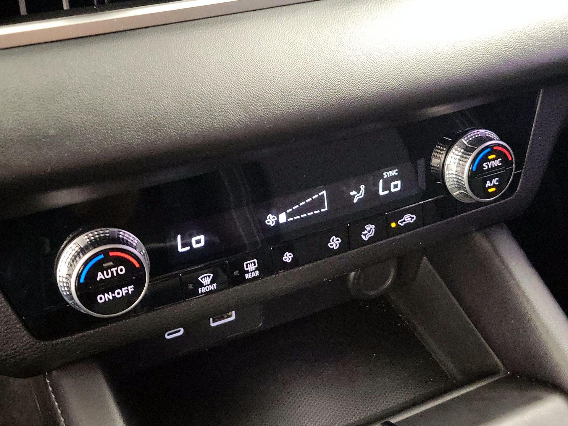 Thumbnail: 2022 Mitsubishi Outlander - 16