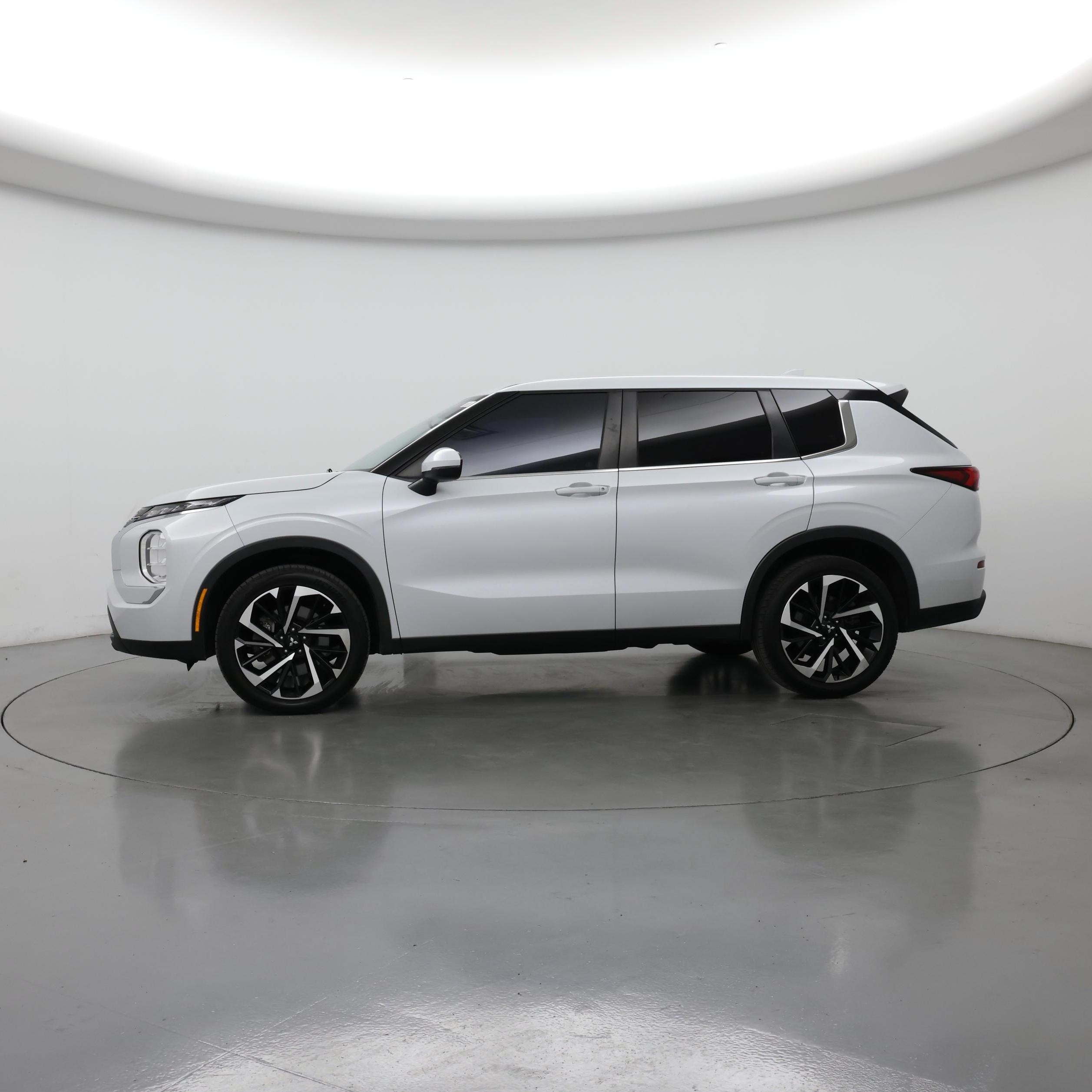 Thumbnail: 2022 Mitsubishi Outlander - 3
