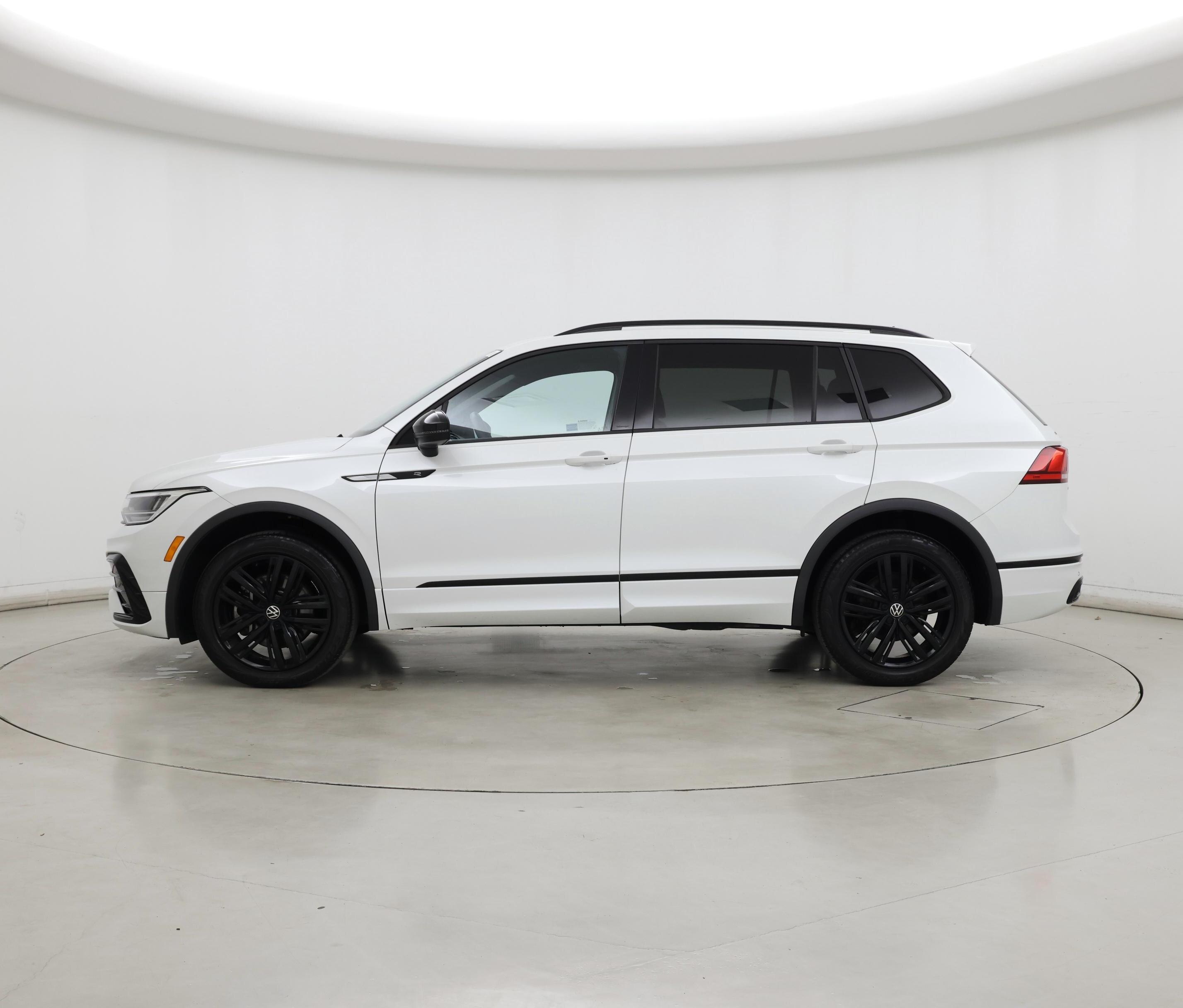 Thumbnail: 2022 Volkswagen Tiguan - 3