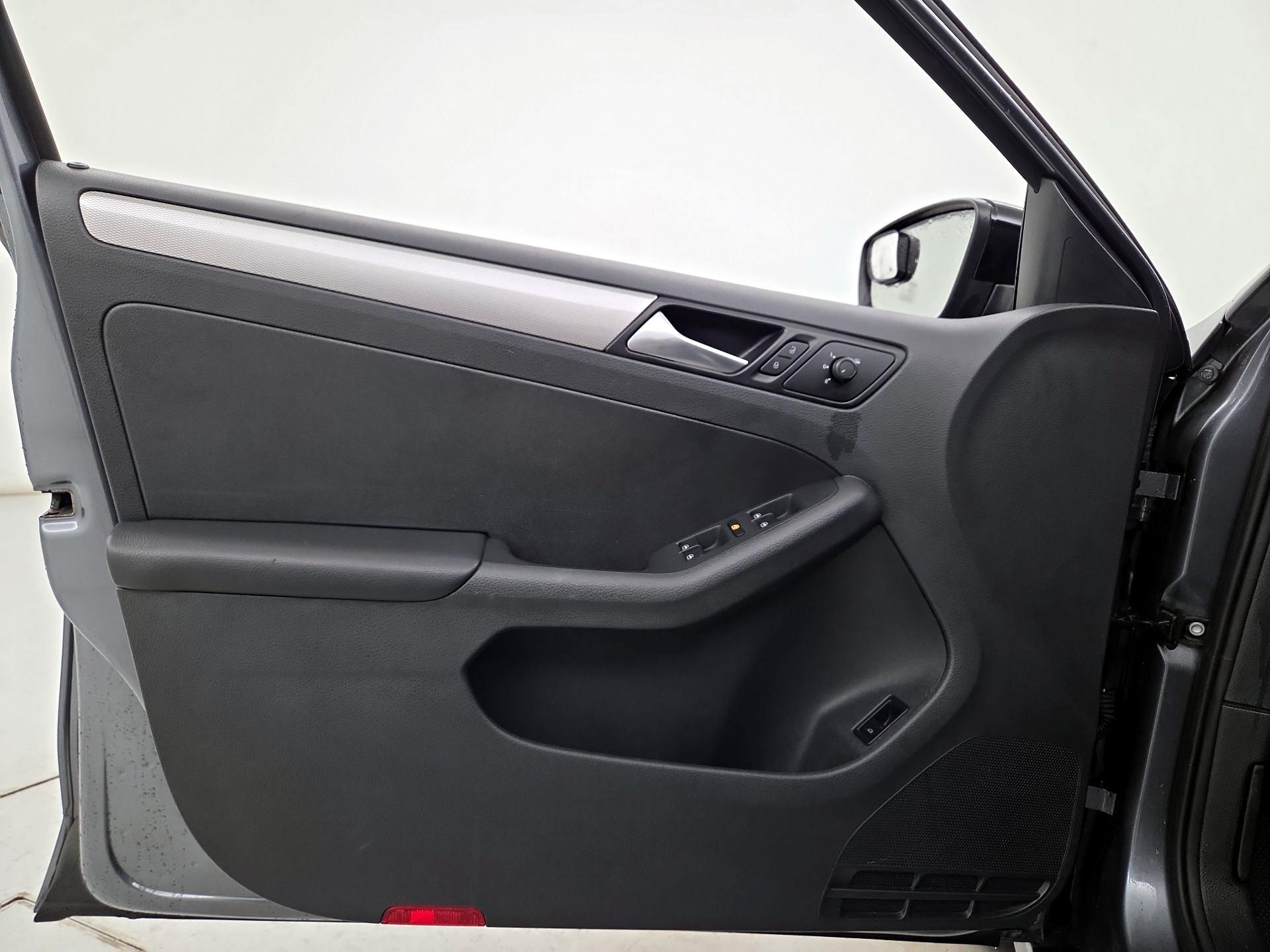 Thumbnail: 2018 Volkswagen Jetta - 12