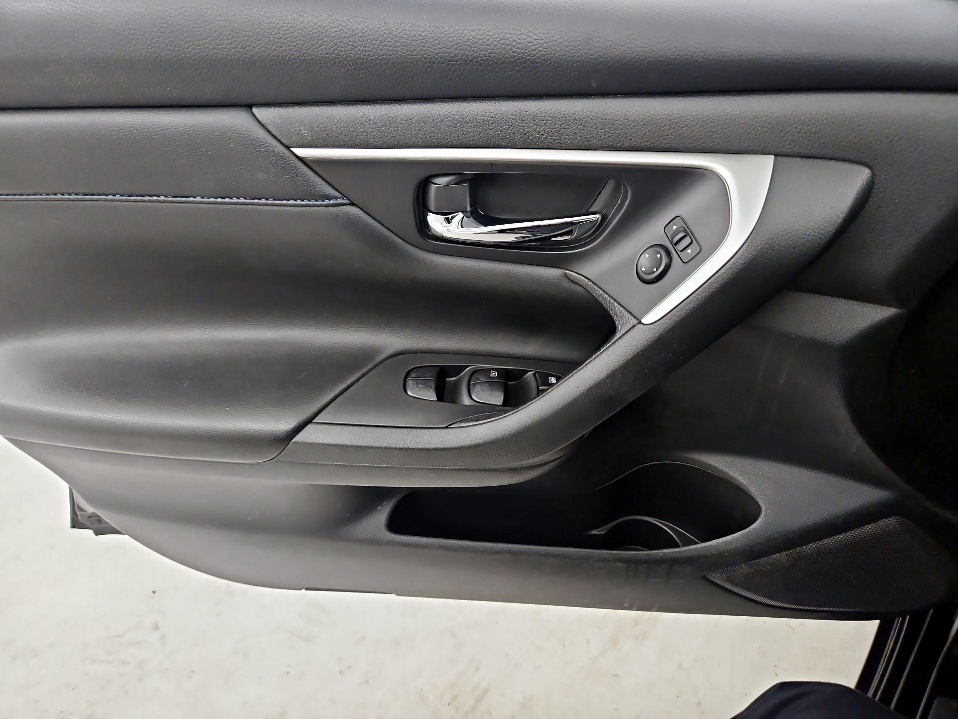 Thumbnail: 2017 Nissan Altima - 12