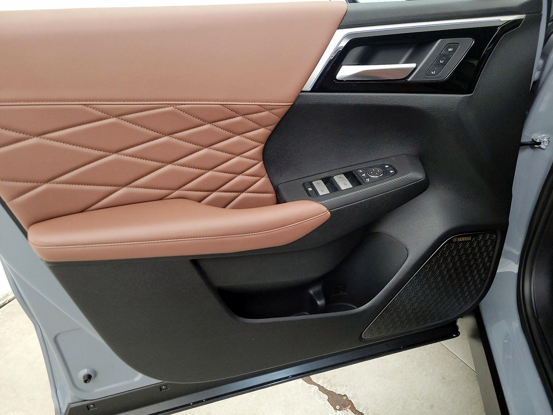 Thumbnail: 2025 Mitsubishi Outlander - 12