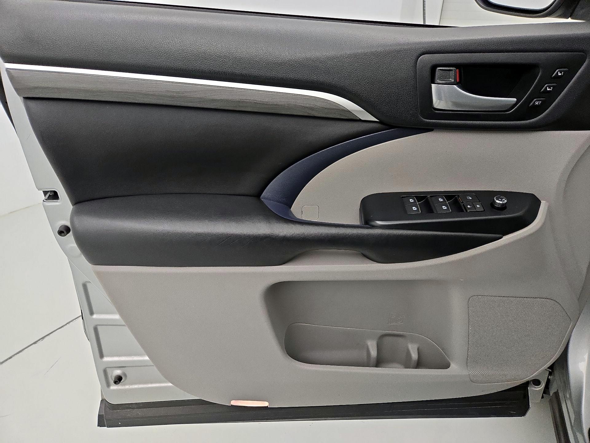 Thumbnail: 2017 Toyota Highlander - 12