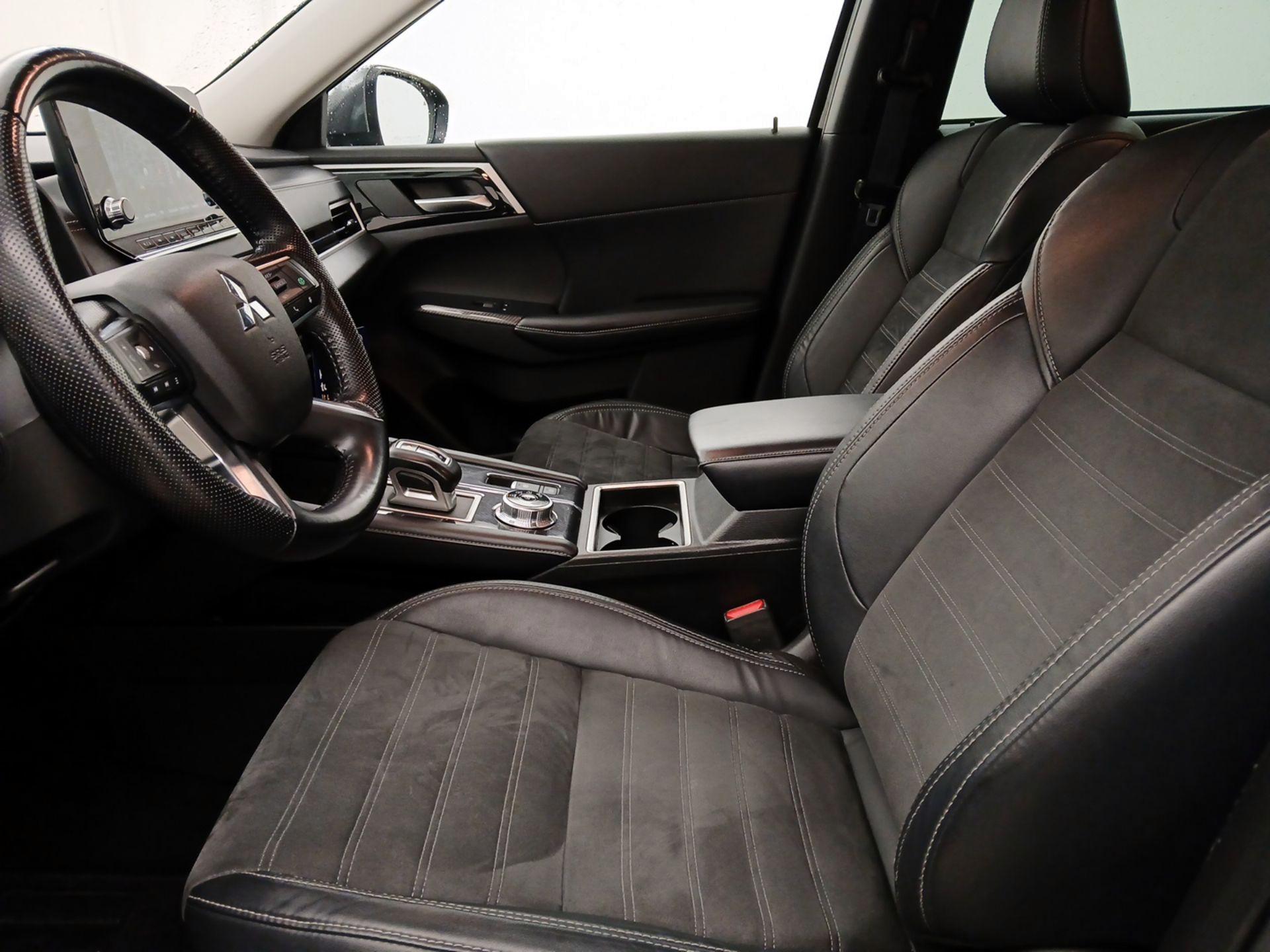 Thumbnail: 2022 Mitsubishi Outlander - 11