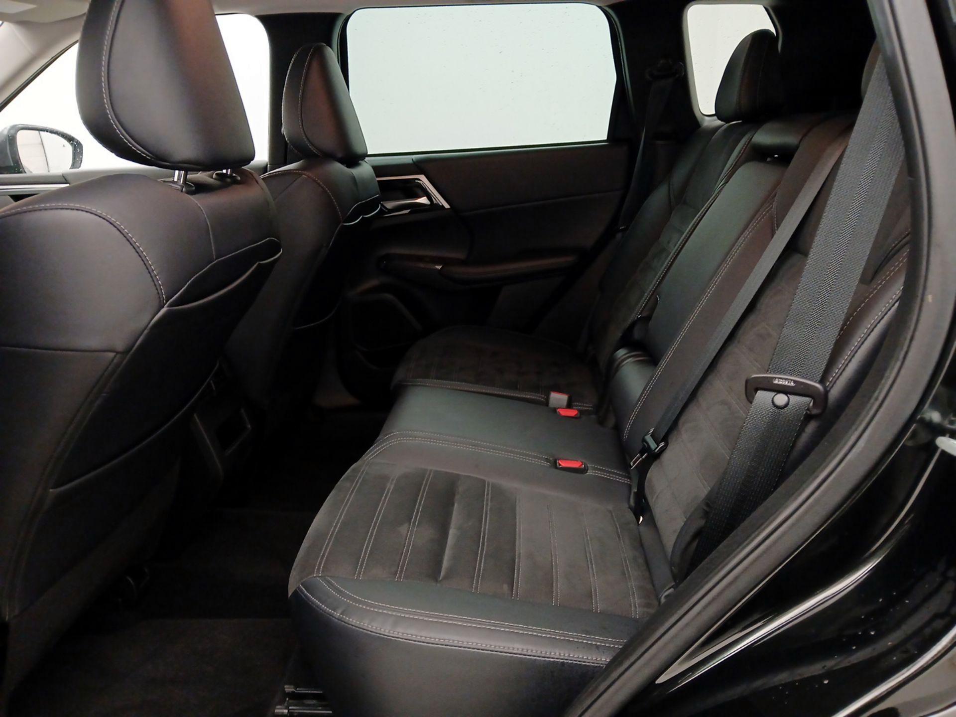 Thumbnail: 2022 Mitsubishi Outlander - 20