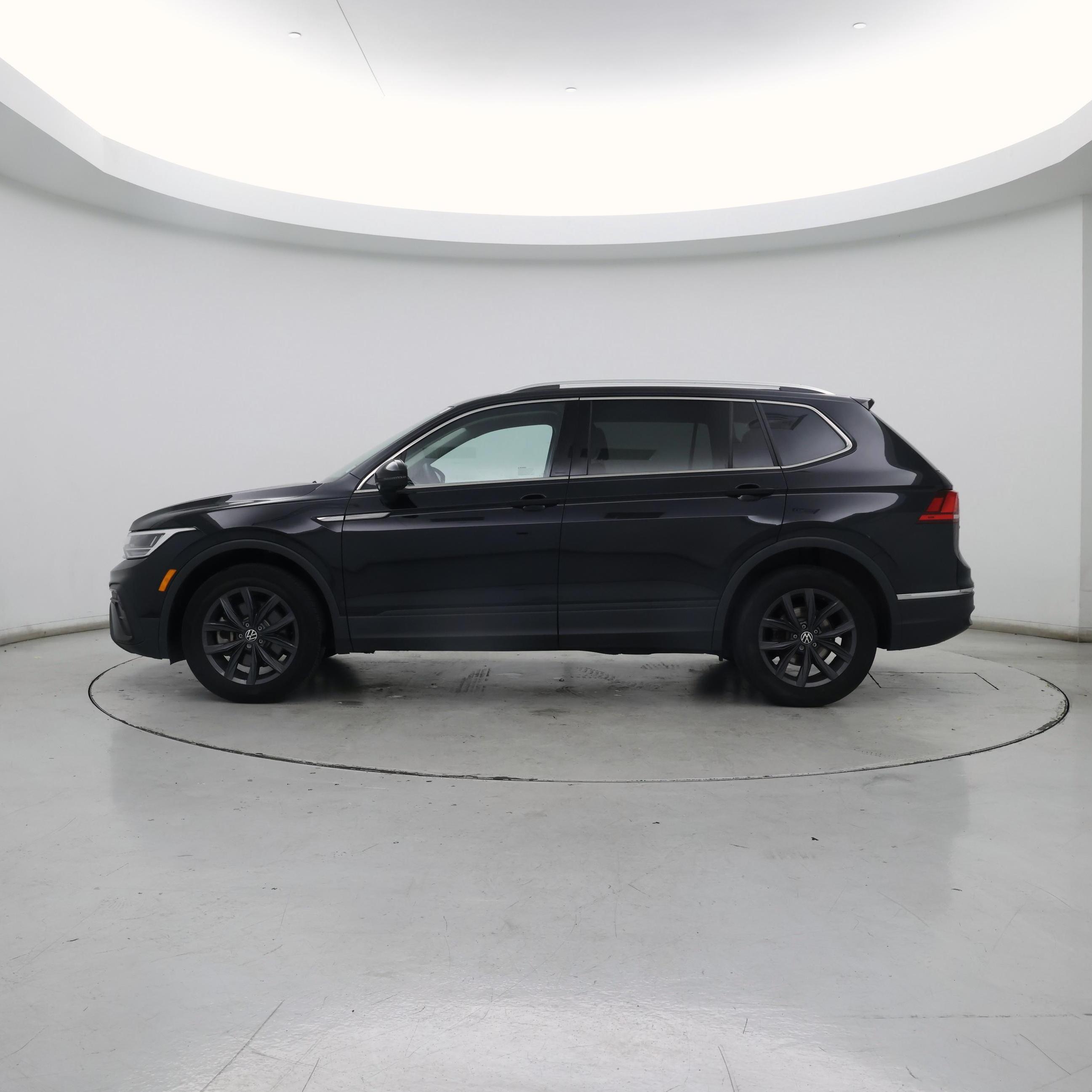 Thumbnail: 2022 Volkswagen Tiguan - 3