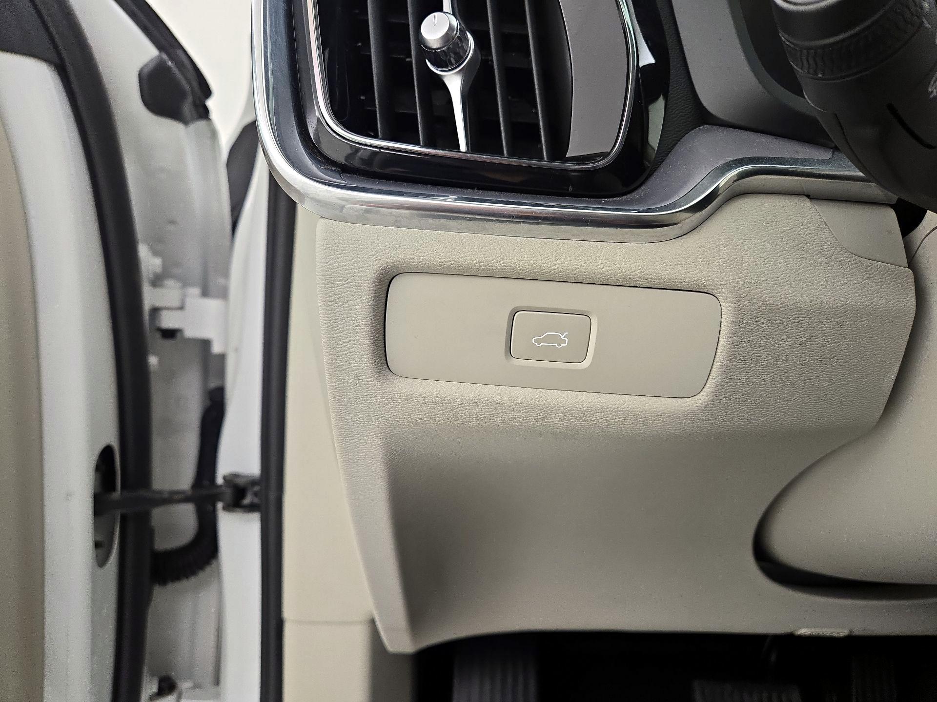 Thumbnail: 2024 Volvo S60 - 13