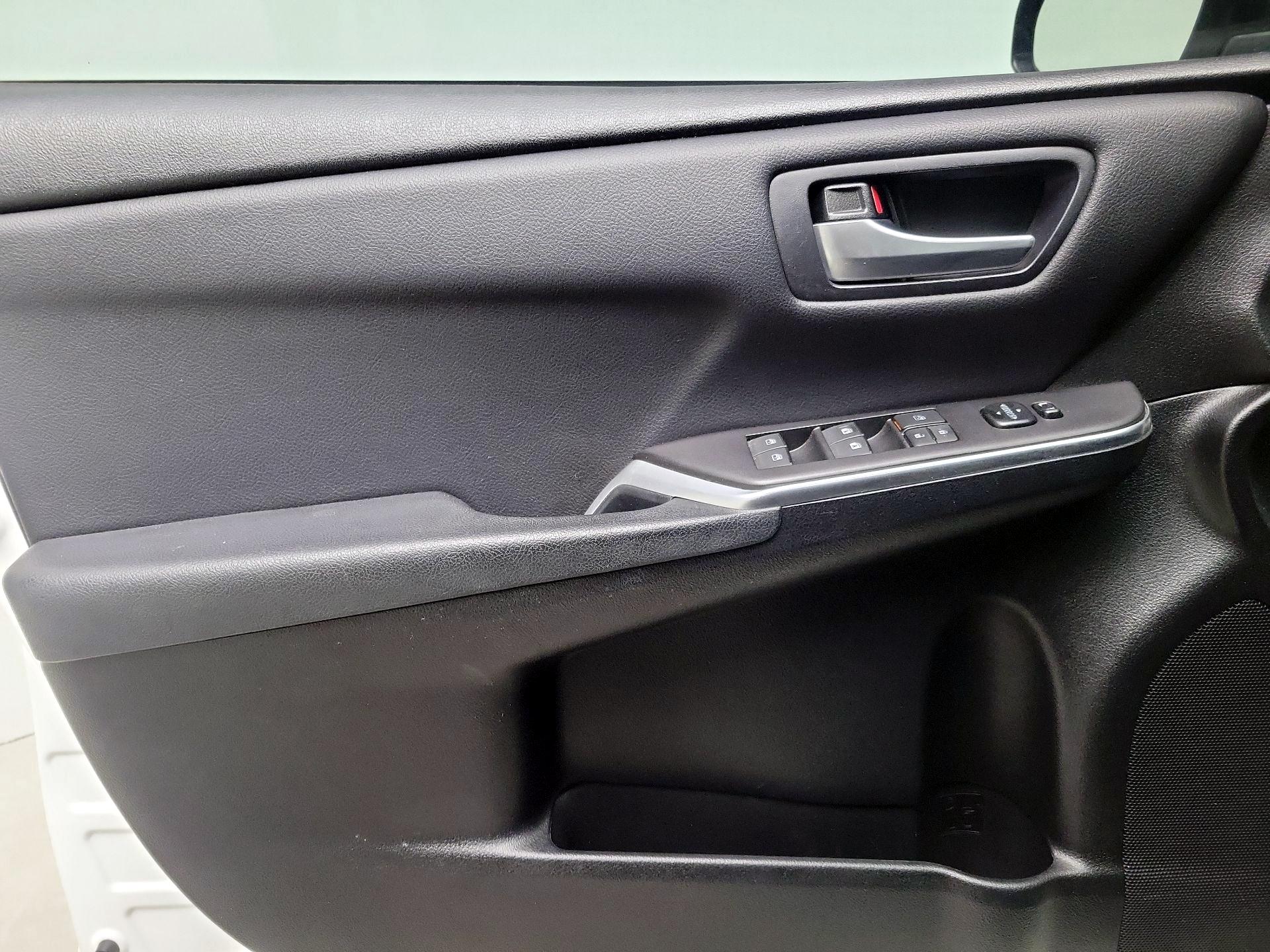 Thumbnail: 2017 Toyota Camry - 12