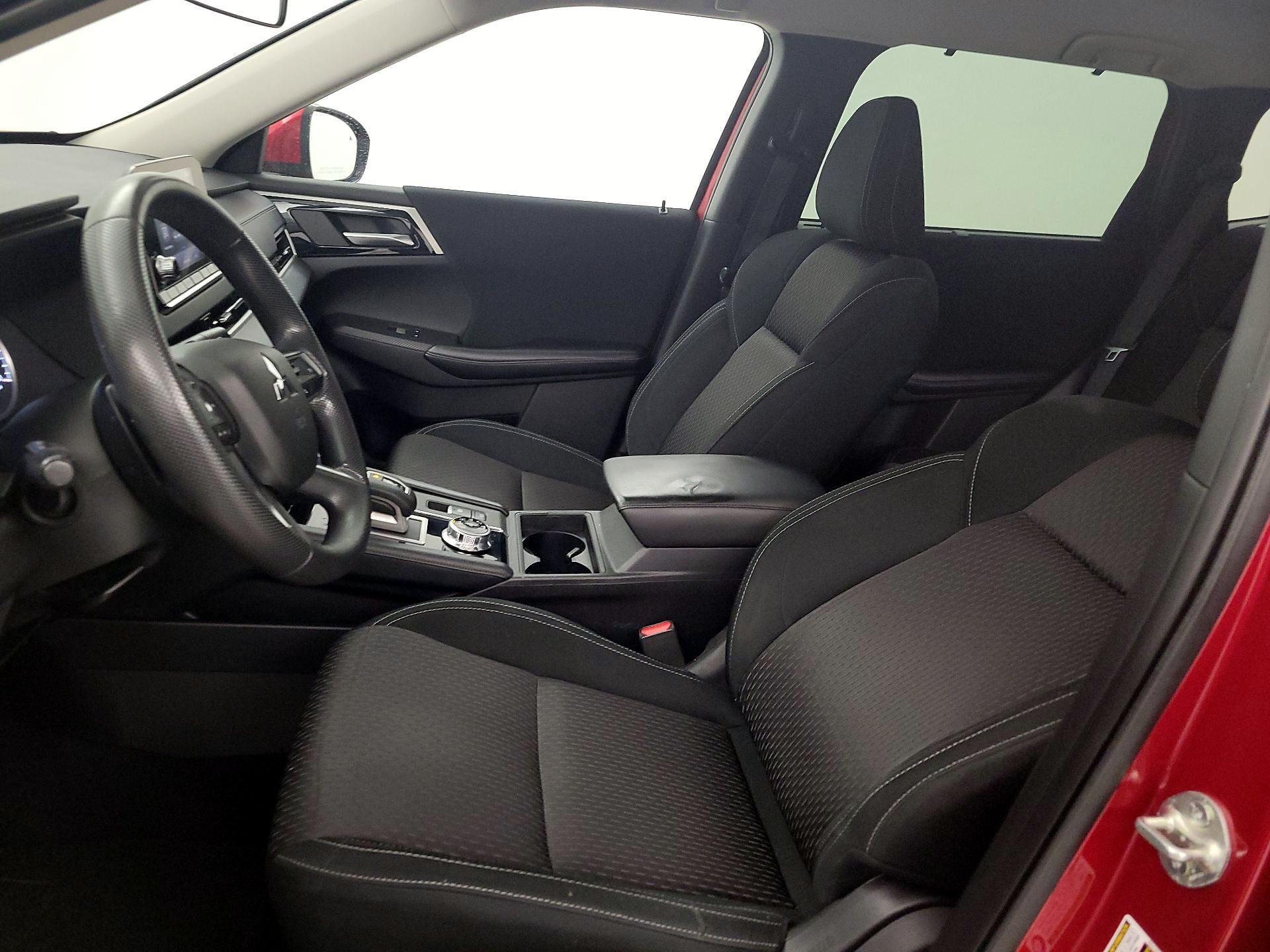 Thumbnail: 2022 Mitsubishi Outlander - 11