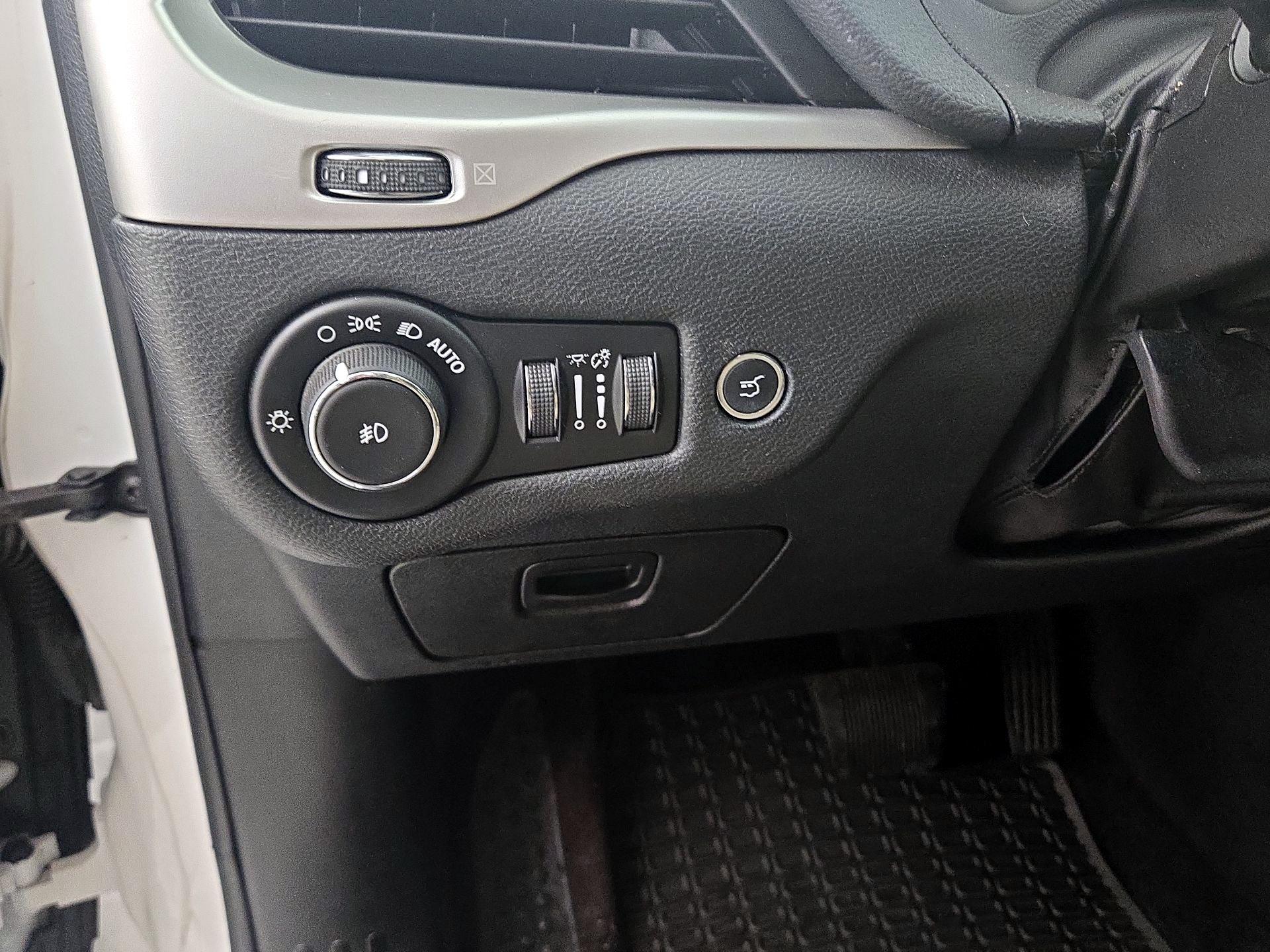 Thumbnail: 2016 Jeep Cherokee - 13