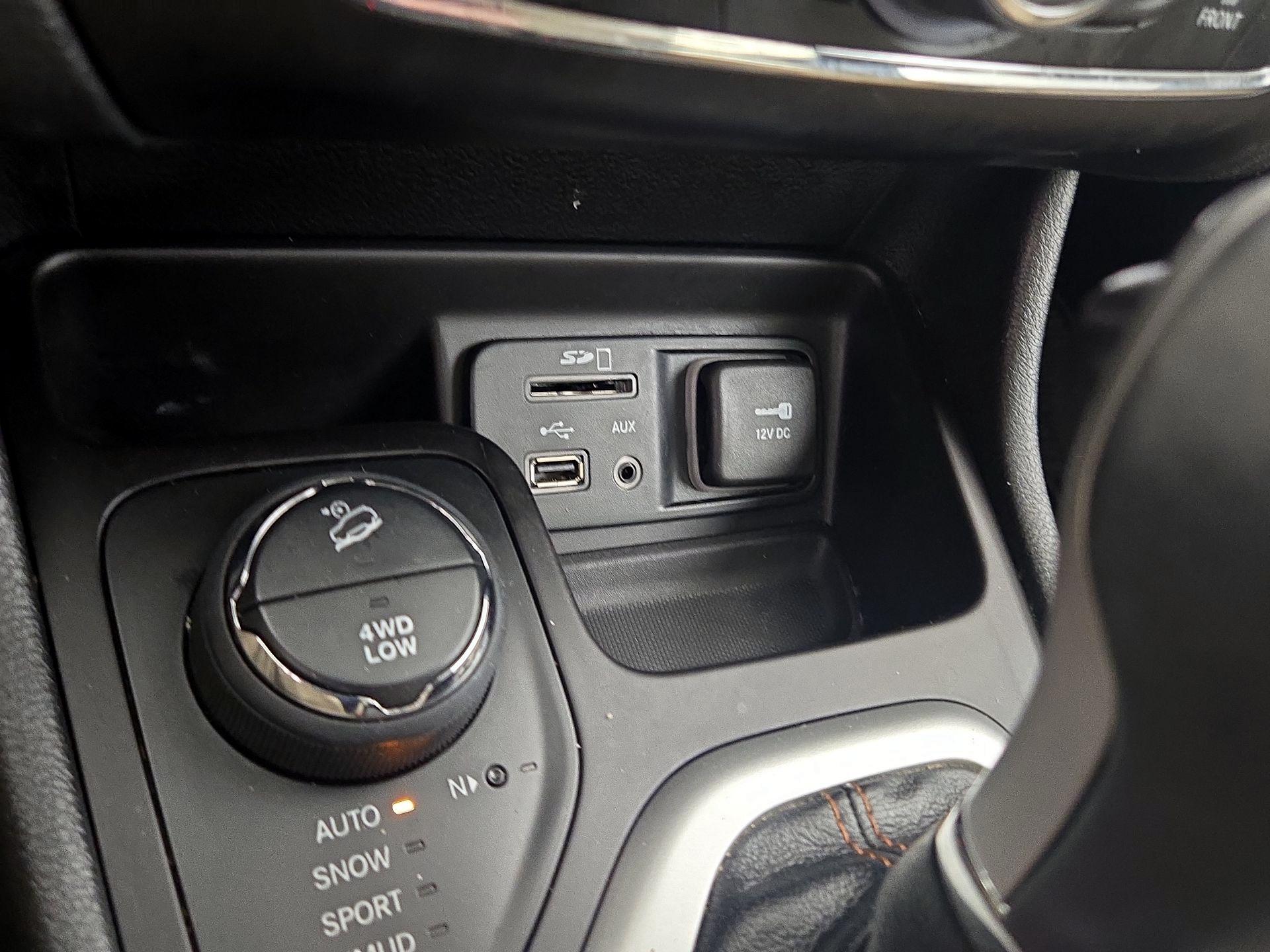 Thumbnail: 2016 Jeep Cherokee - 19