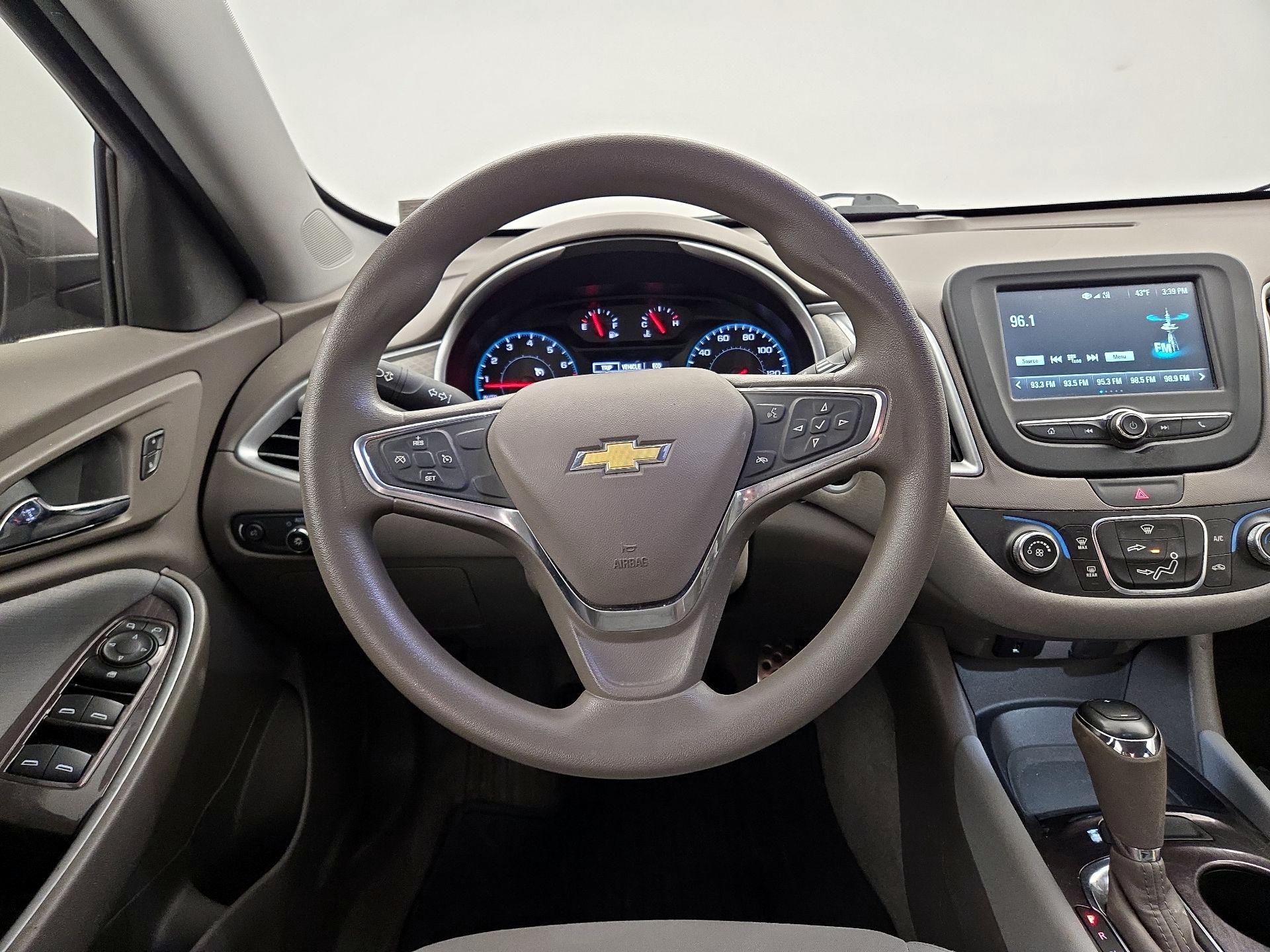 Thumbnail: 2017 Chevrolet Malibu - 10