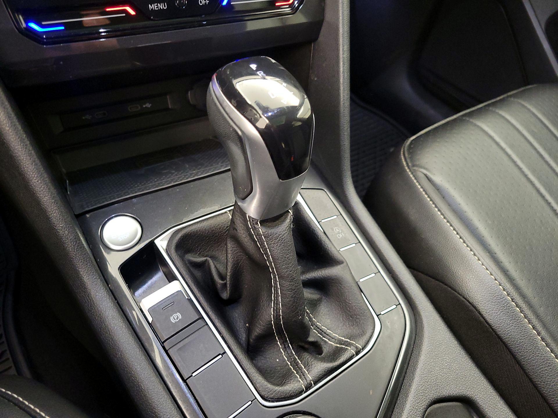 Thumbnail: 2022 Volkswagen Tiguan - 17