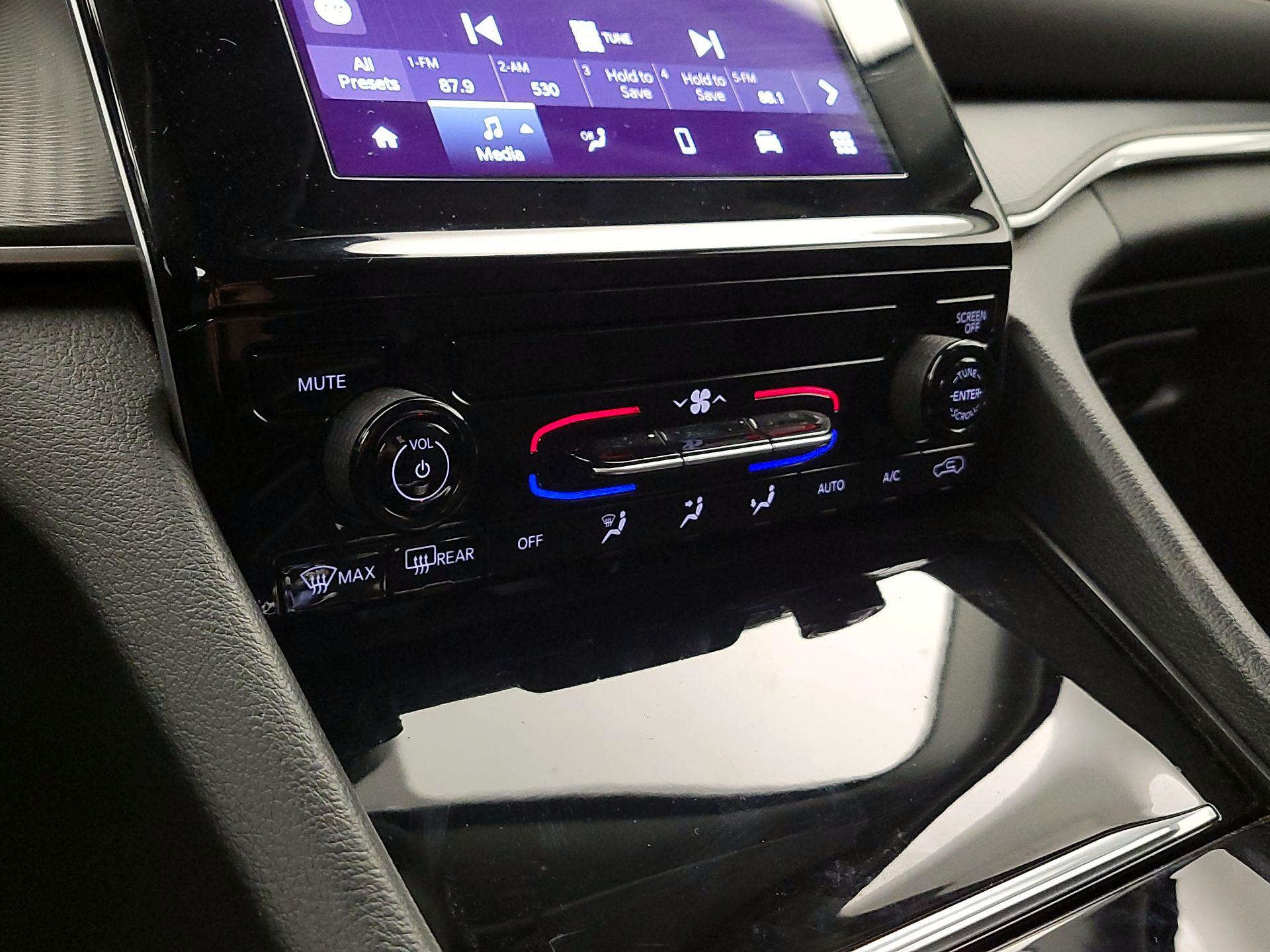 Thumbnail: 2024 Jeep Grand Cherokee - 16