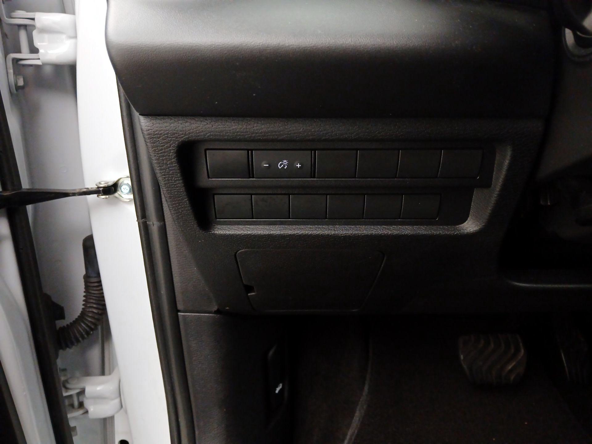 Thumbnail: 2022 Mitsubishi Outlander - 13