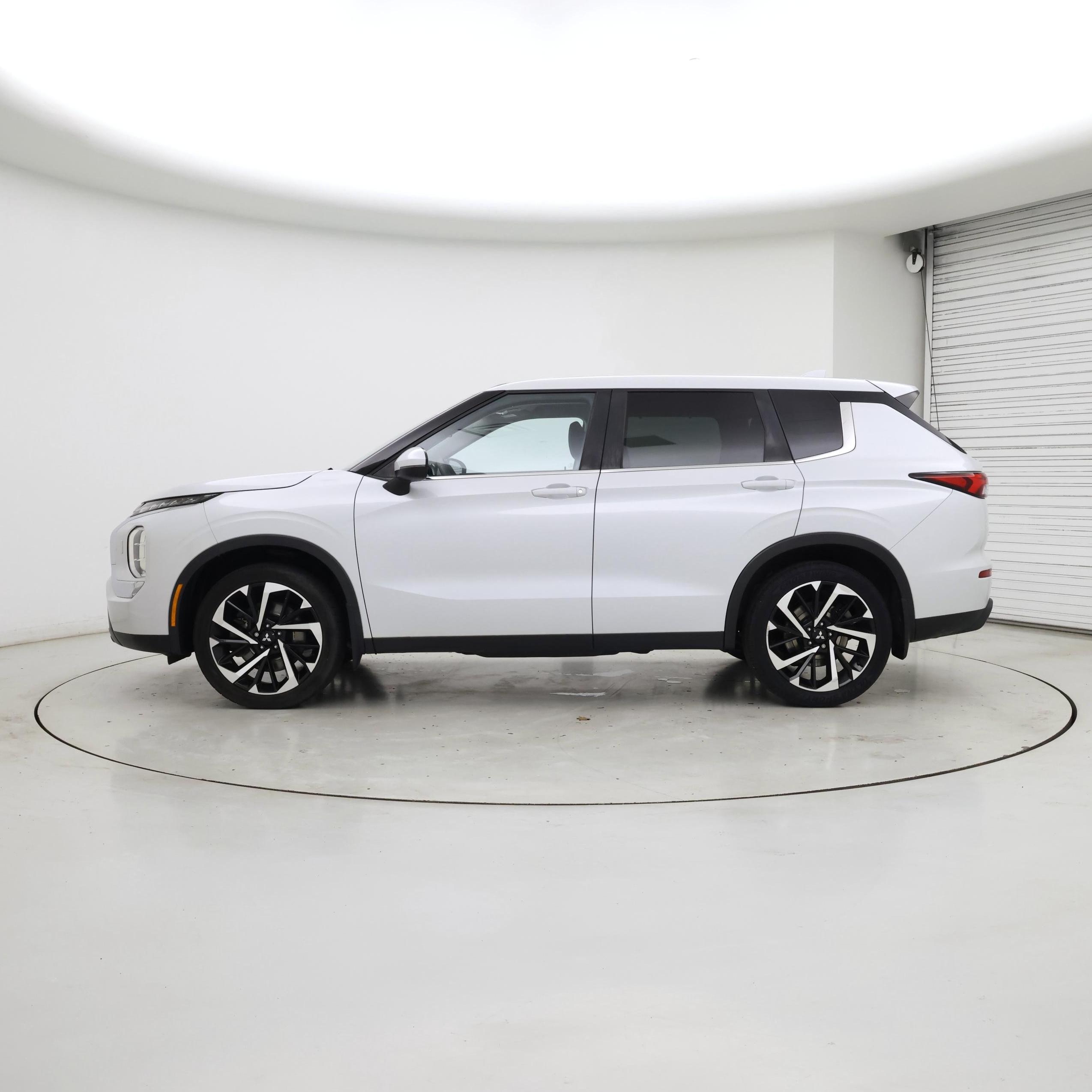 Thumbnail: 2022 Mitsubishi Outlander - 3