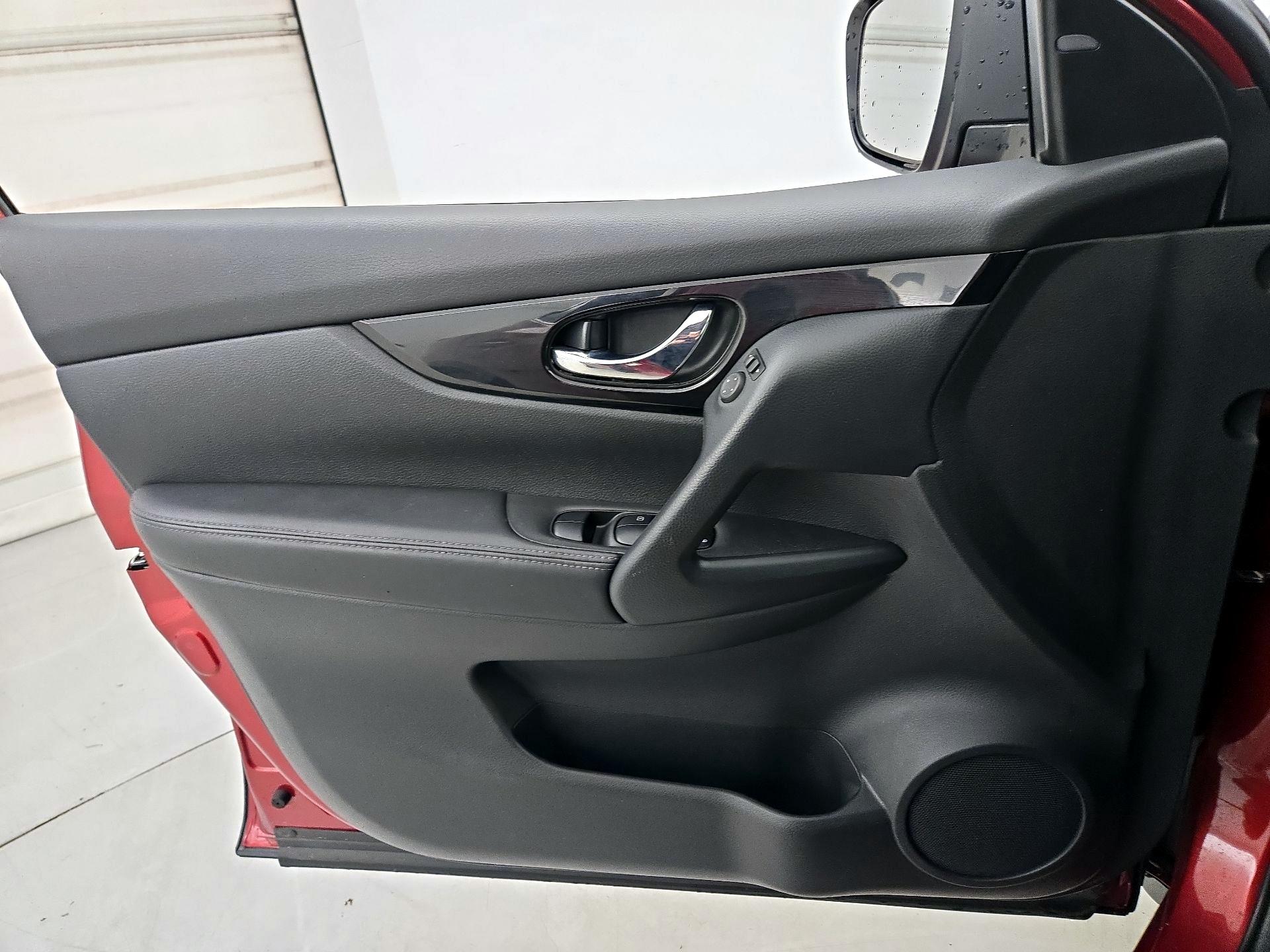 Thumbnail: 2021 Nissan Rogue Sport - 12