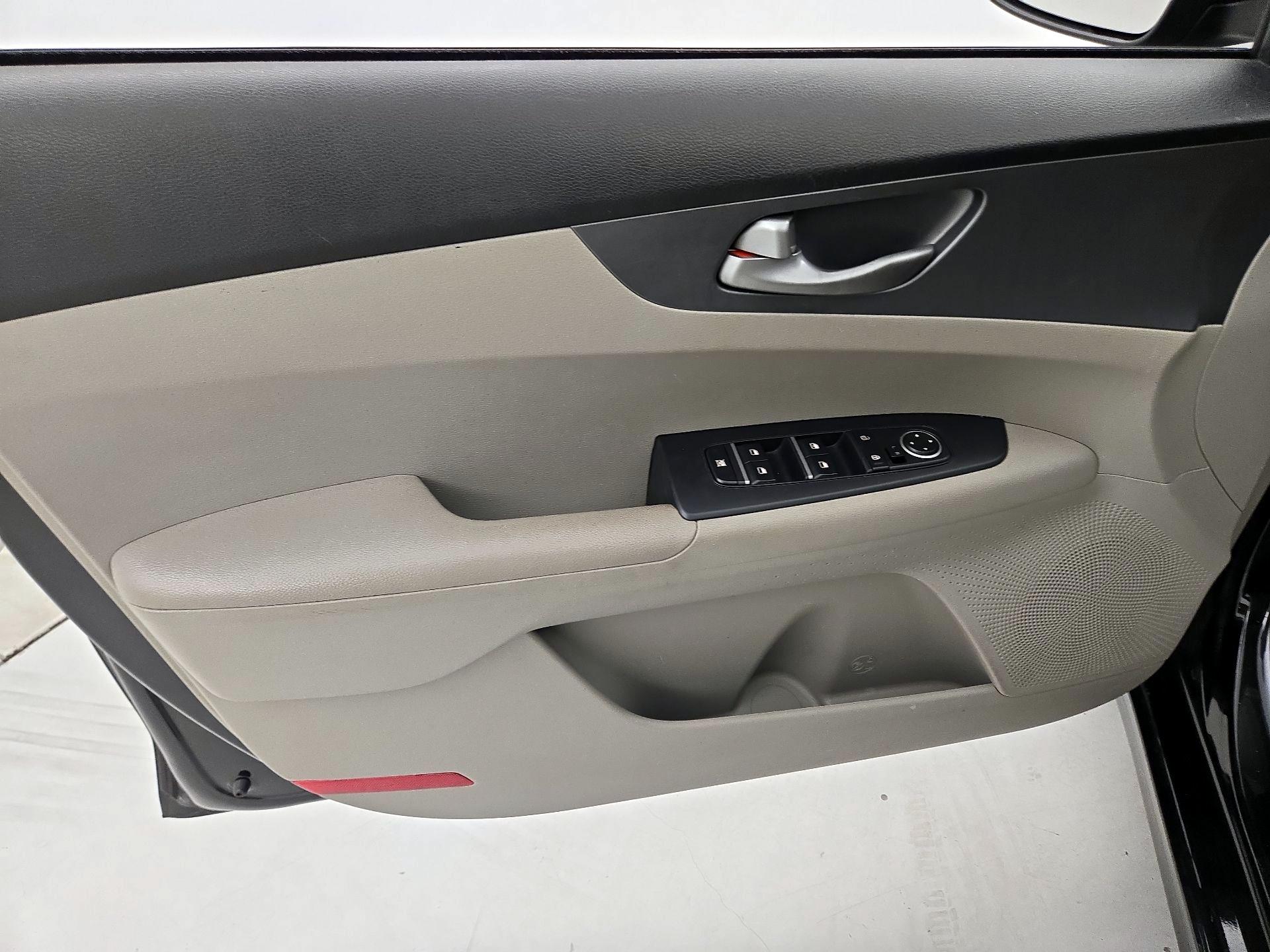 Thumbnail: 2019 Kia Forte - 12