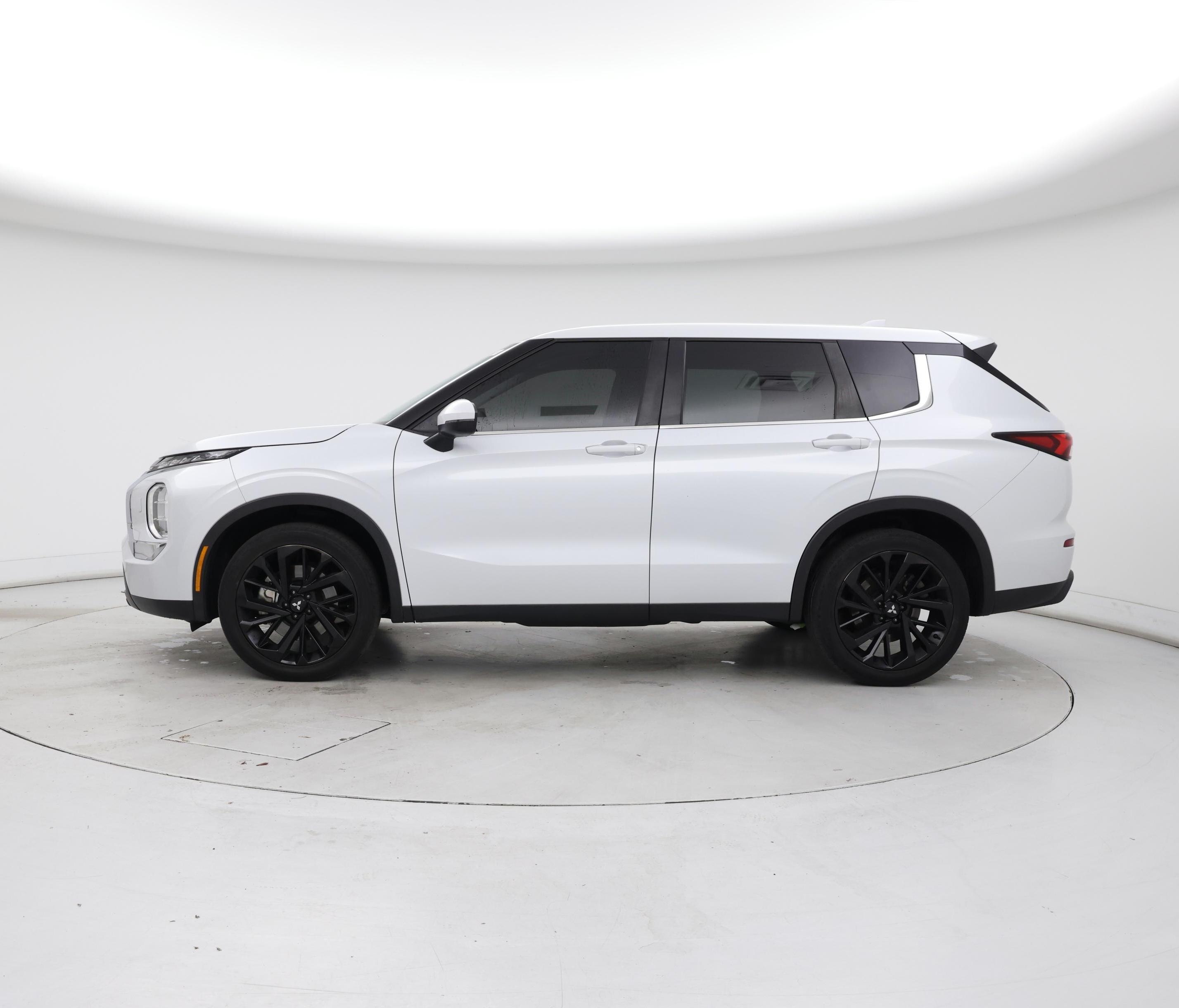 Thumbnail: 2022 Mitsubishi Outlander - 3