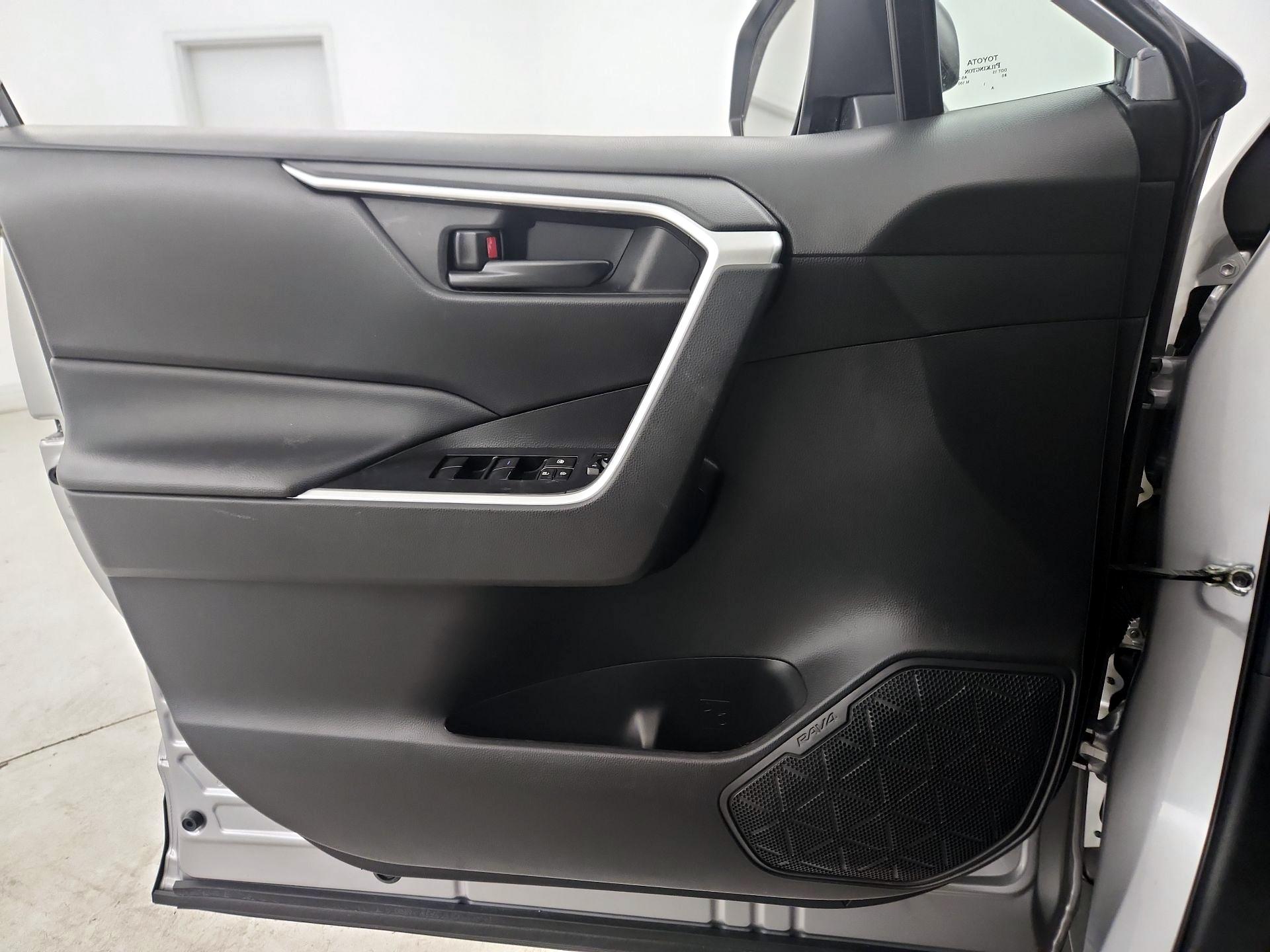 Thumbnail: 2022 Toyota RAV4 - 12