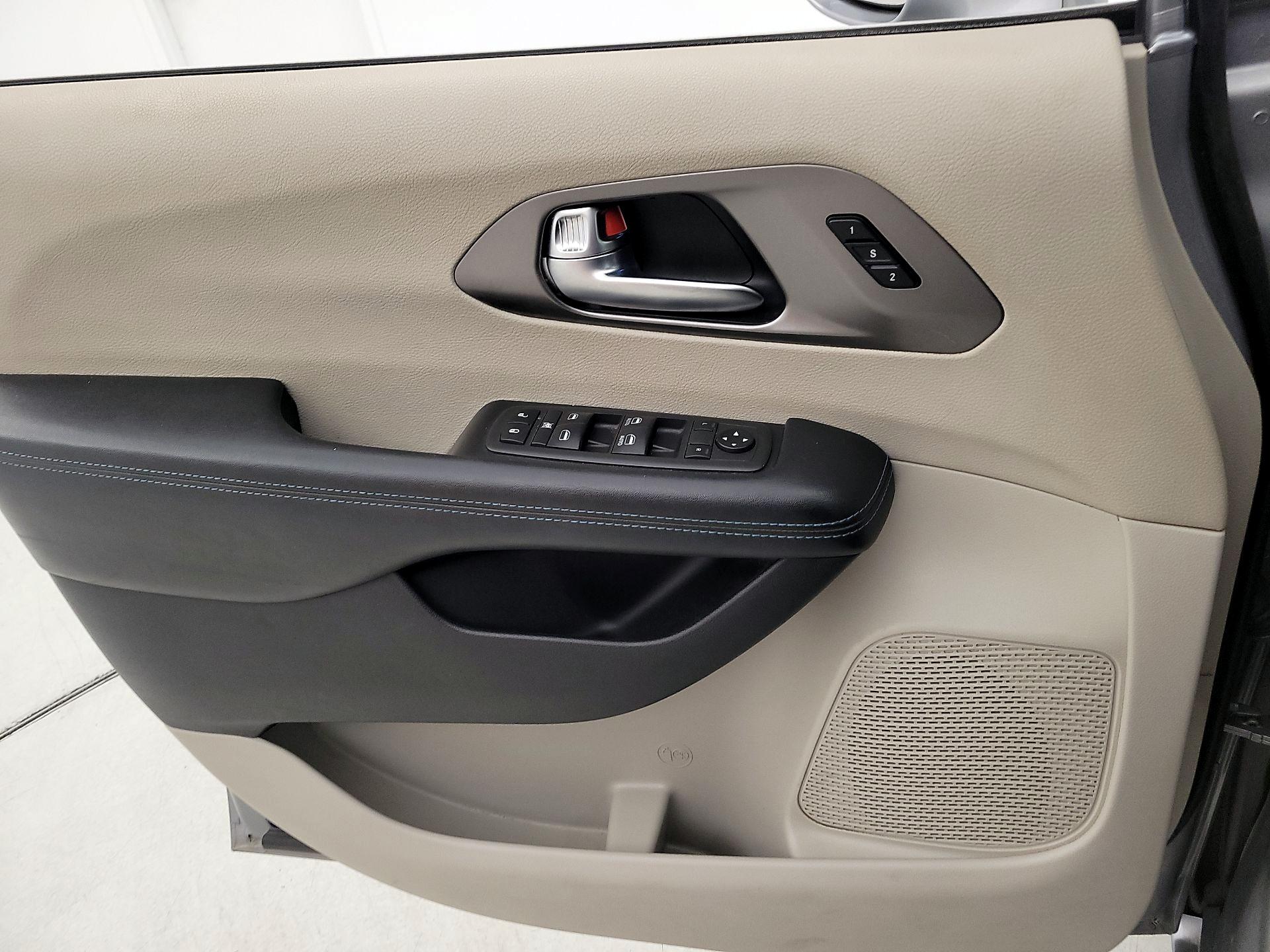 Thumbnail: 2021 Chrysler Pacifica - 12