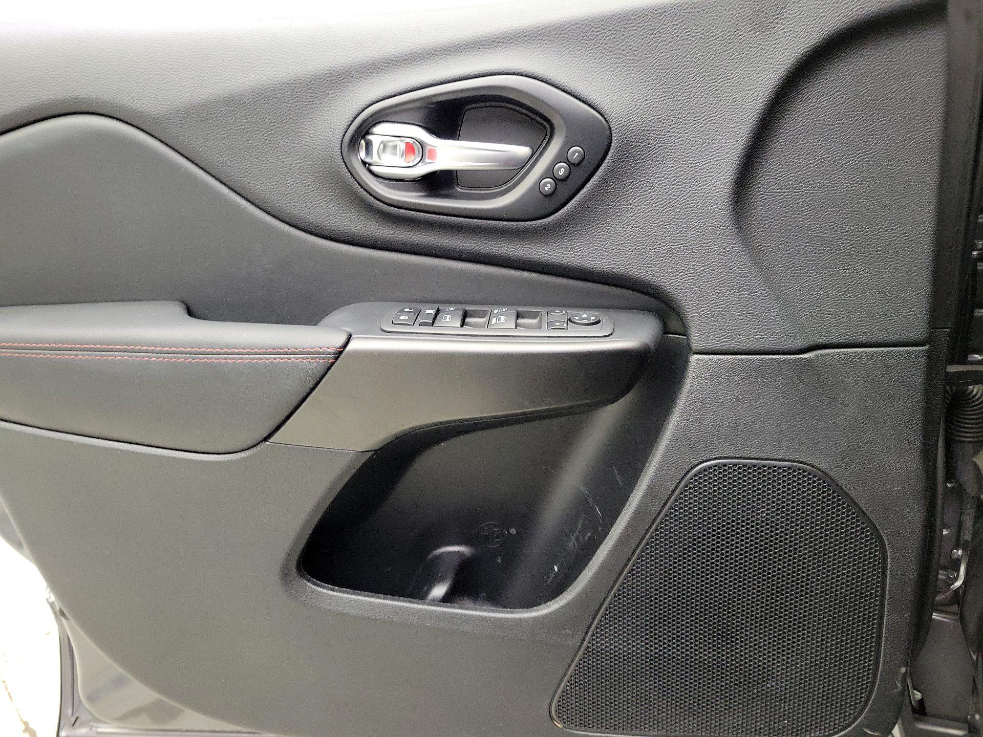 Thumbnail: 2022 Jeep Cherokee - 12