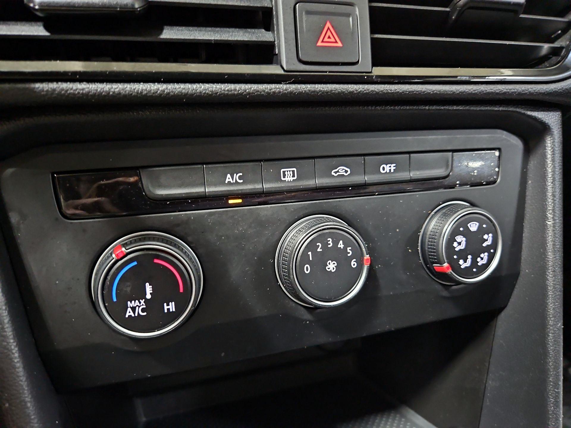 Thumbnail: 2022 Volkswagen Taos - 16