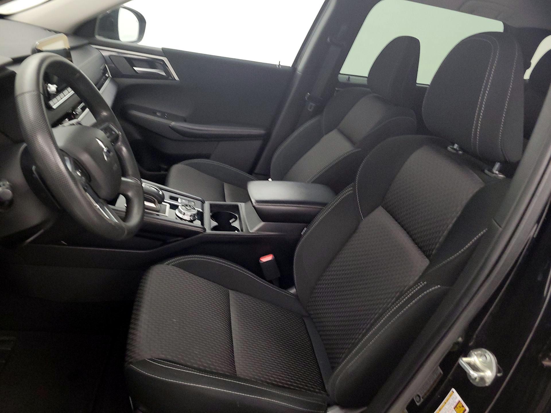 Thumbnail: 2022 Mitsubishi Outlander - 11