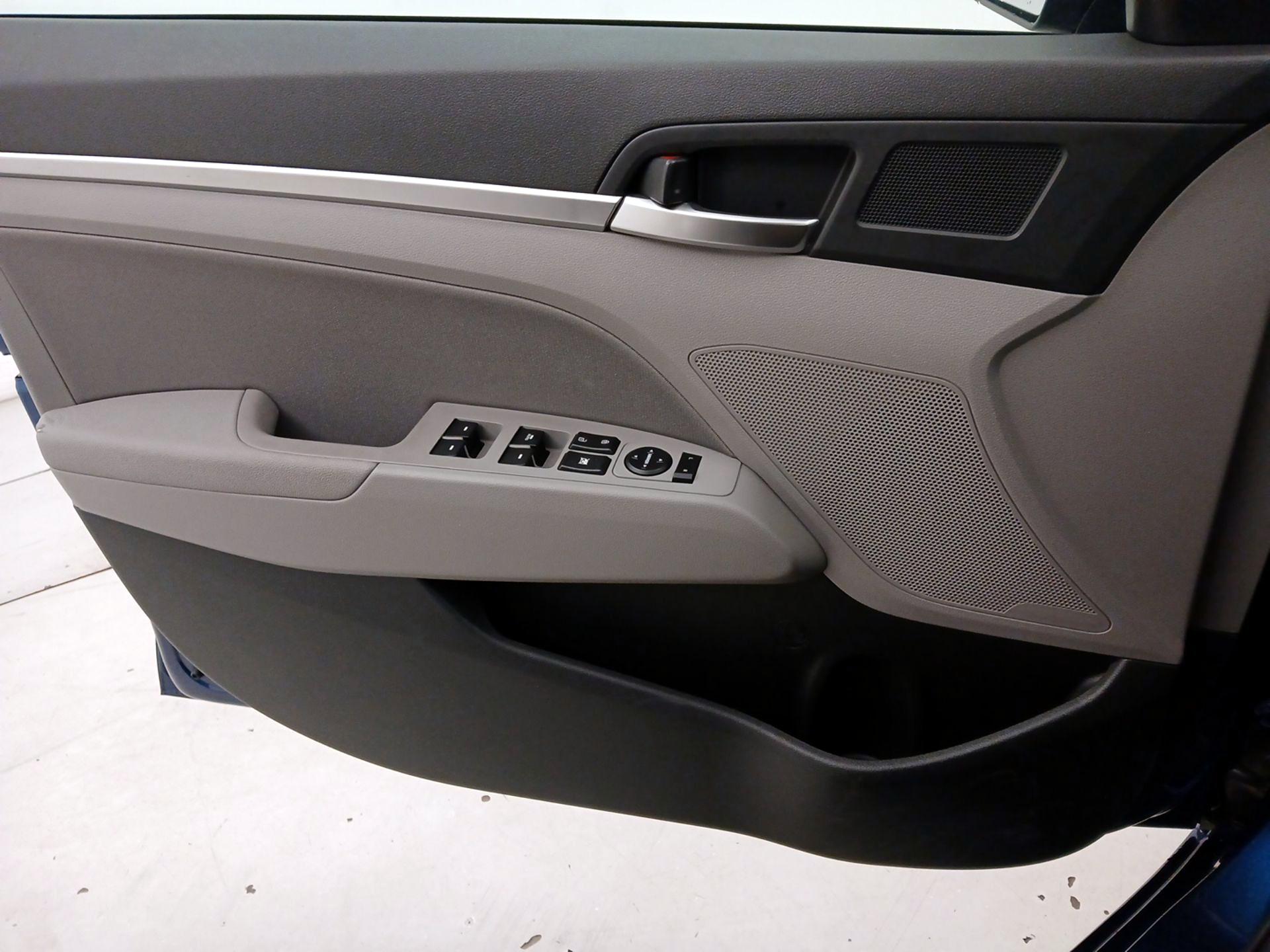 Thumbnail: 2020 Hyundai Elantra - 12