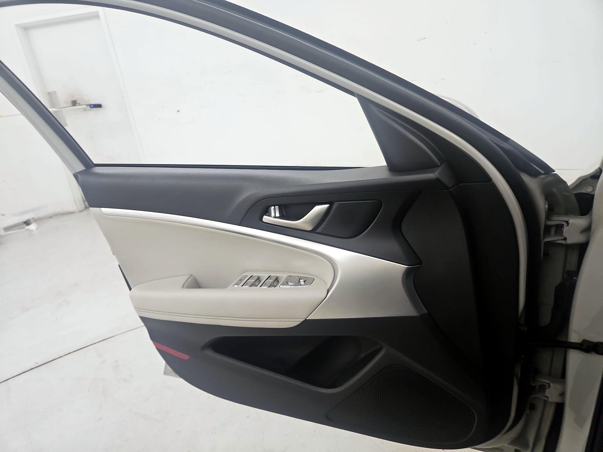 Thumbnail: 2024 Genesis G70 - 12