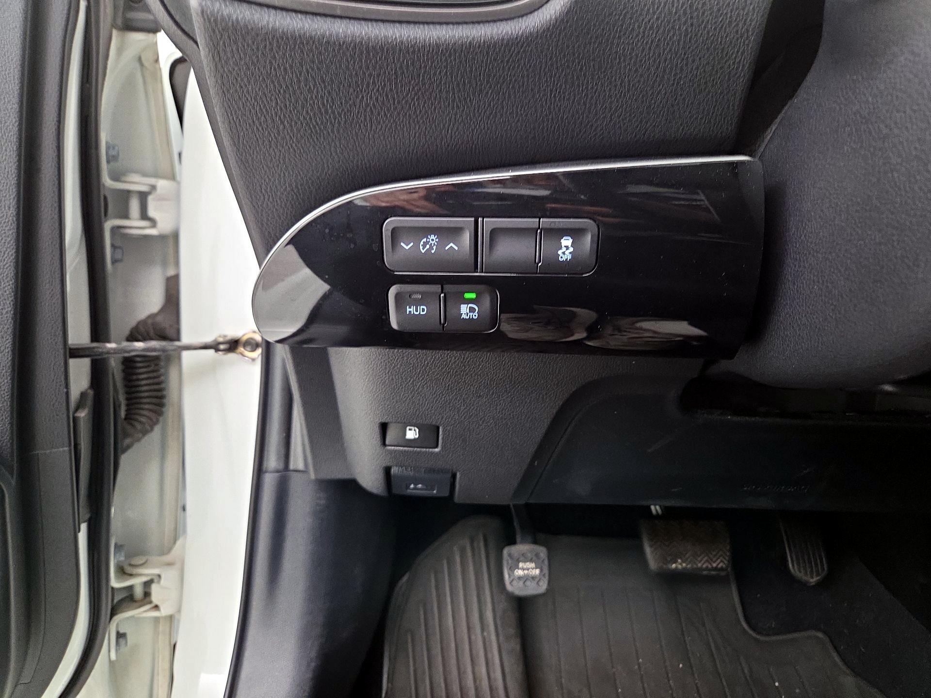 Thumbnail: 2016 Toyota Prius - 13