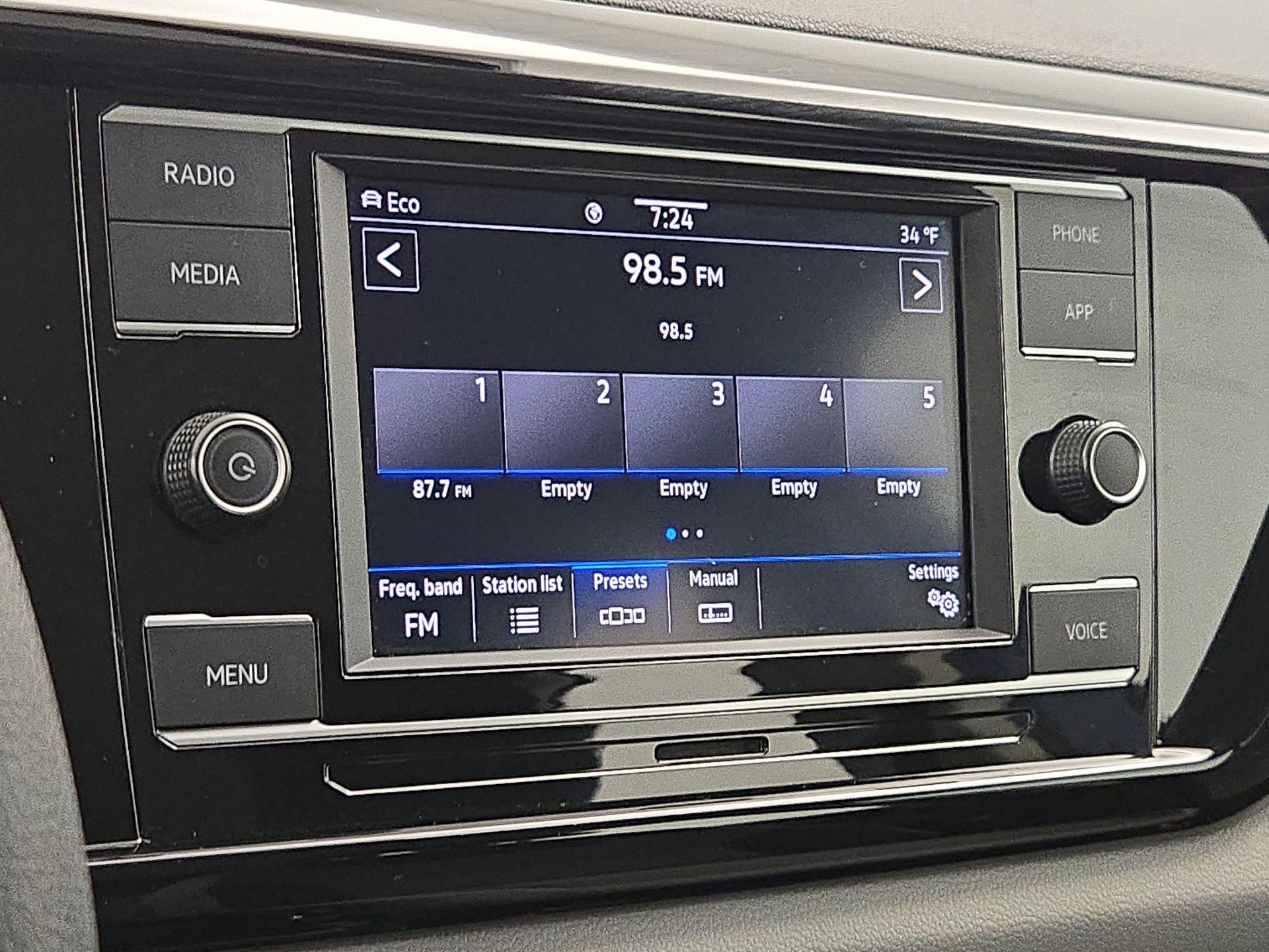 Thumbnail: 2022 Volkswagen Taos - 15