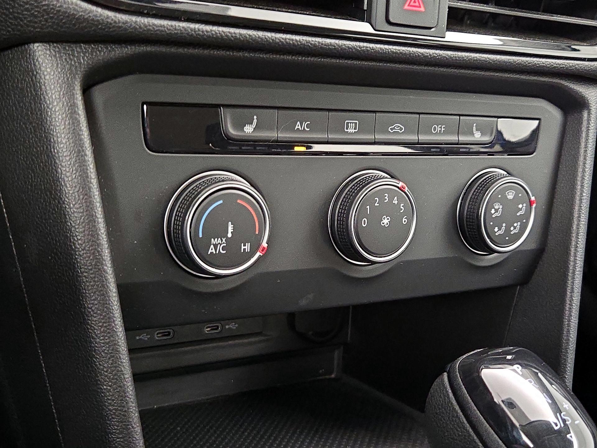 Thumbnail: 2022 Volkswagen Taos - 16