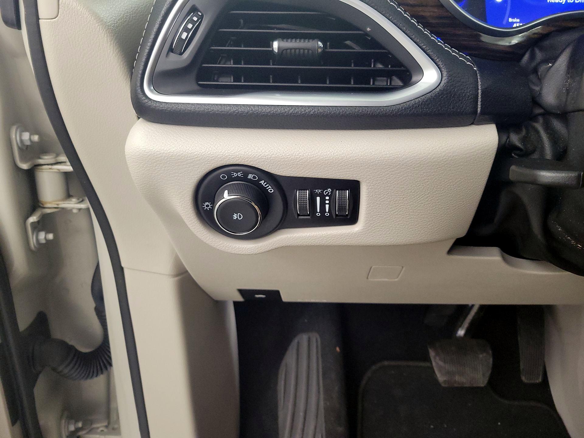 Thumbnail: 2021 Chrysler Pacifica - 13