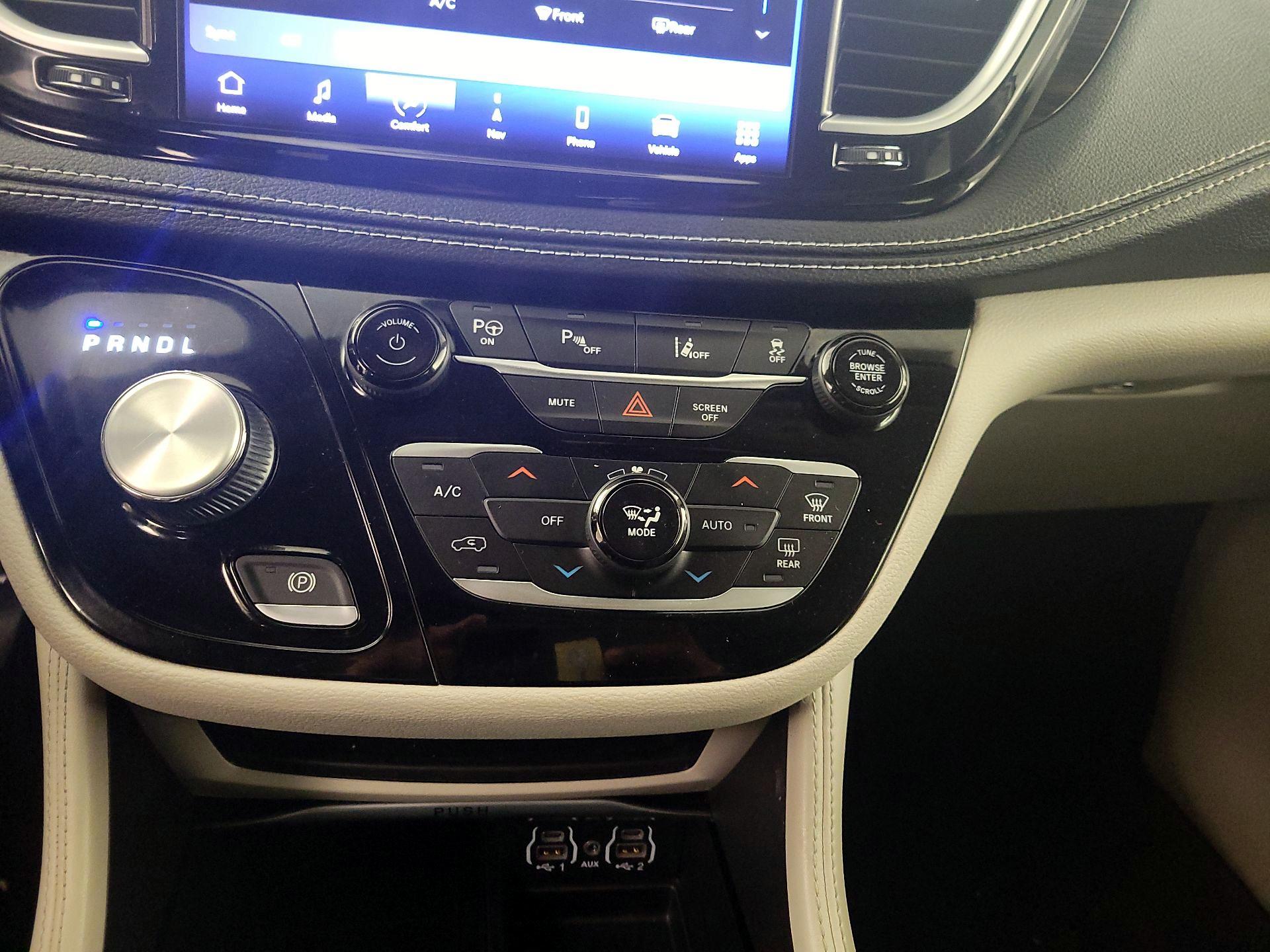 Thumbnail: 2021 Chrysler Pacifica - 17