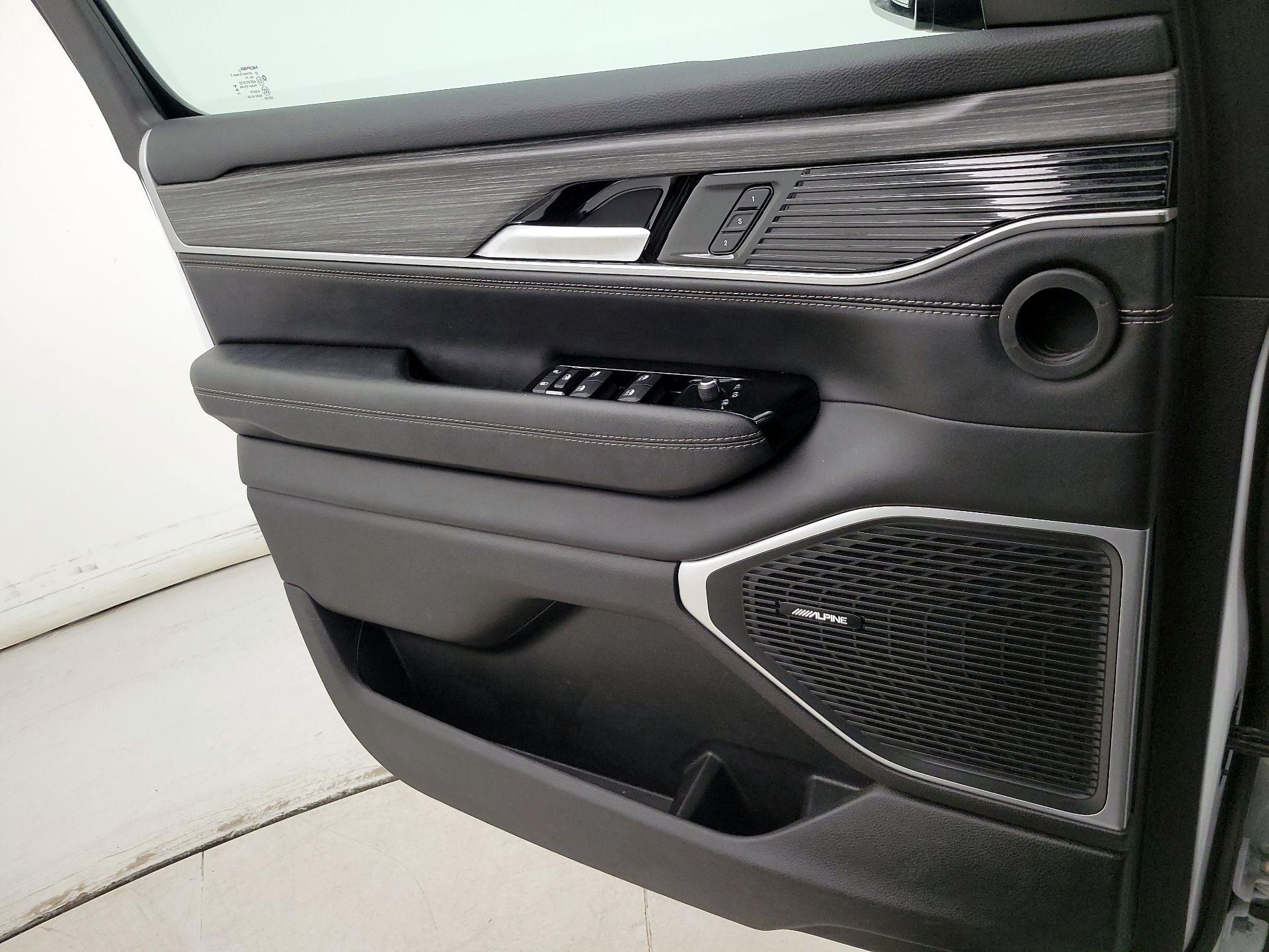 Thumbnail: 2024 Jeep Wagoneer - 12