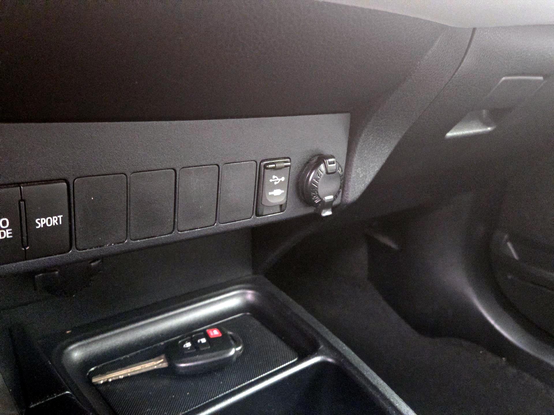 Thumbnail: 2015 Toyota RAV4 - 18