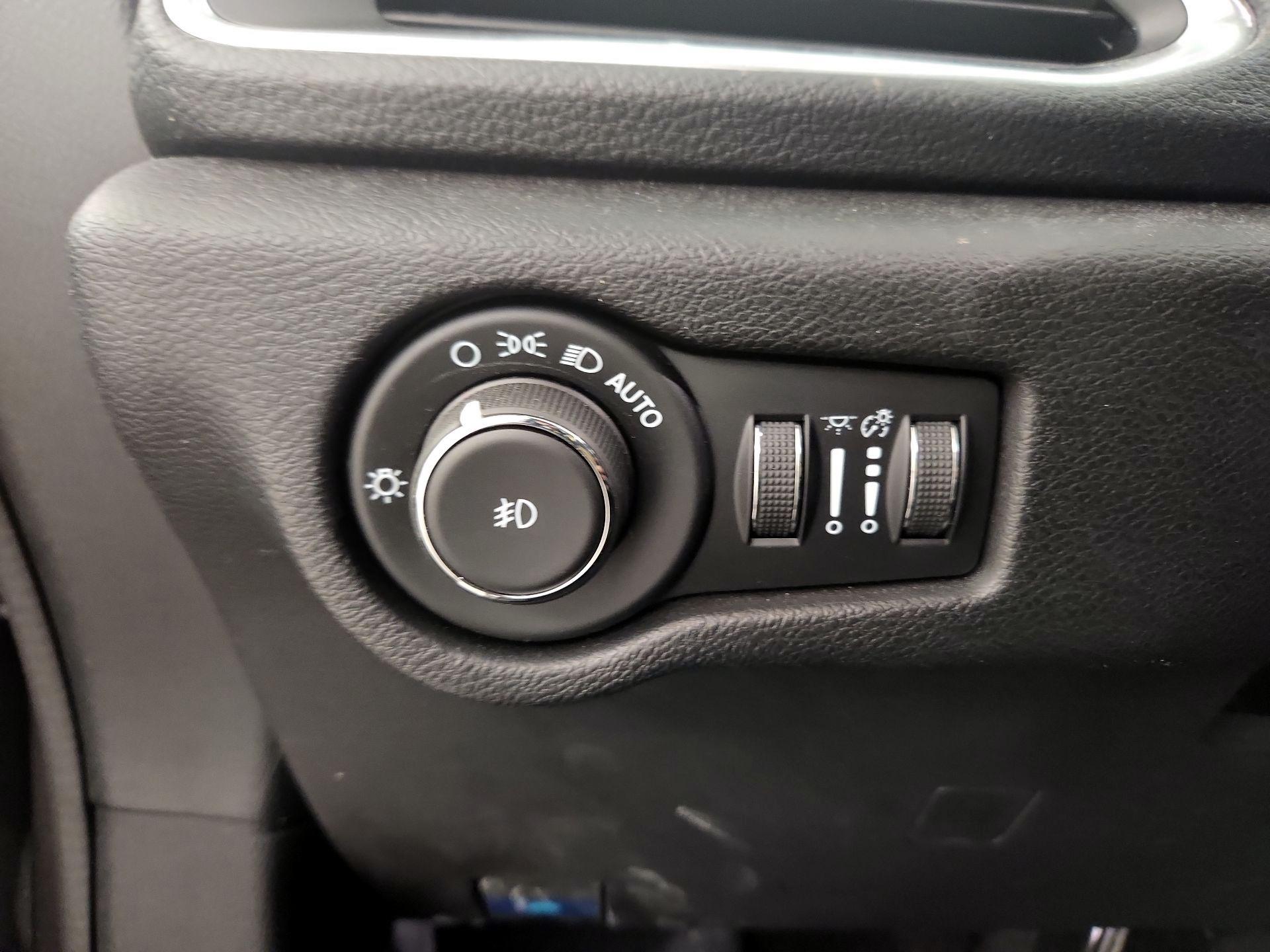 Thumbnail: 2021 Chrysler Pacifica - 13