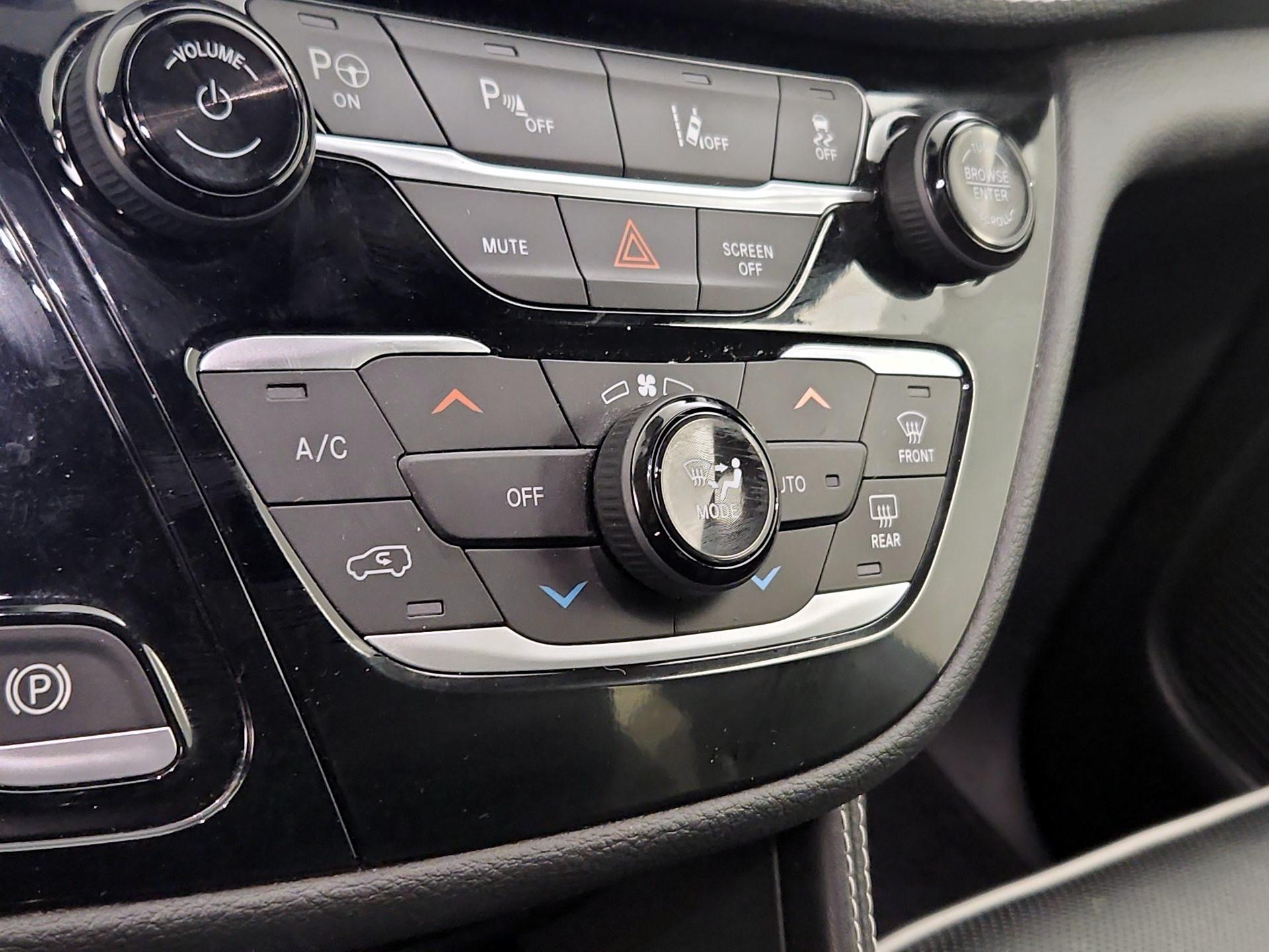 Thumbnail: 2021 Chrysler Pacifica - 17