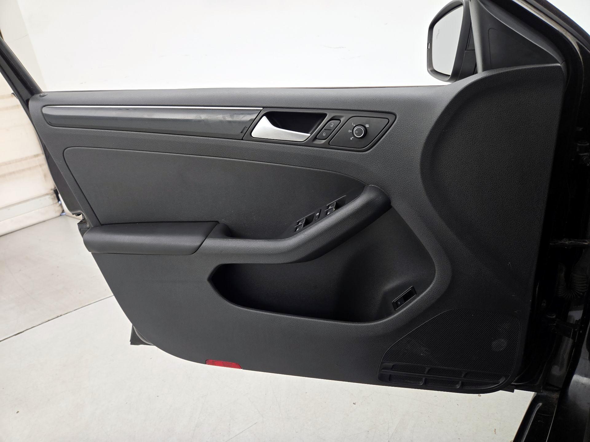 Thumbnail: 2017 Volkswagen Jetta - 12