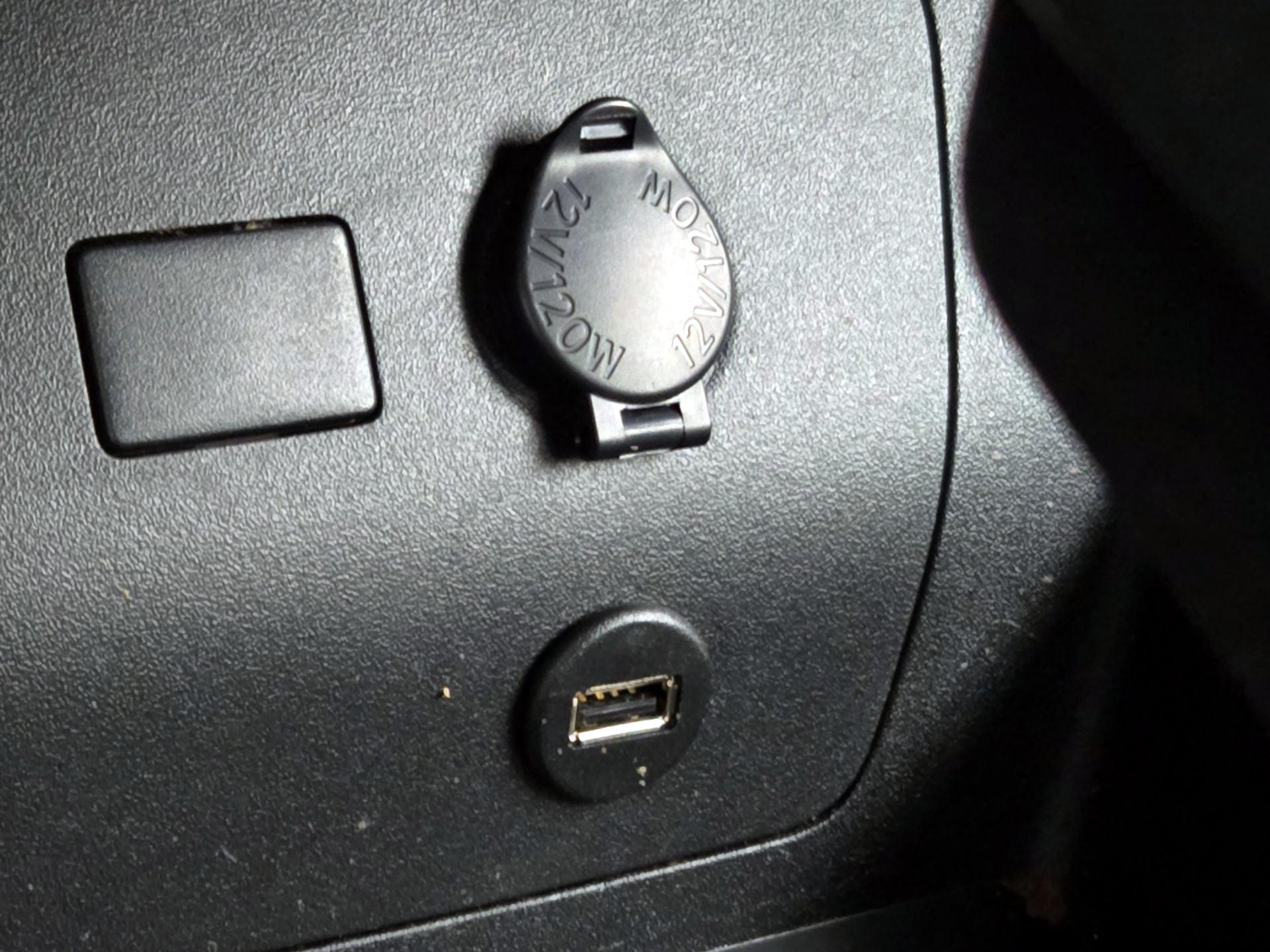 Thumbnail: 2014 Toyota Prius - 17