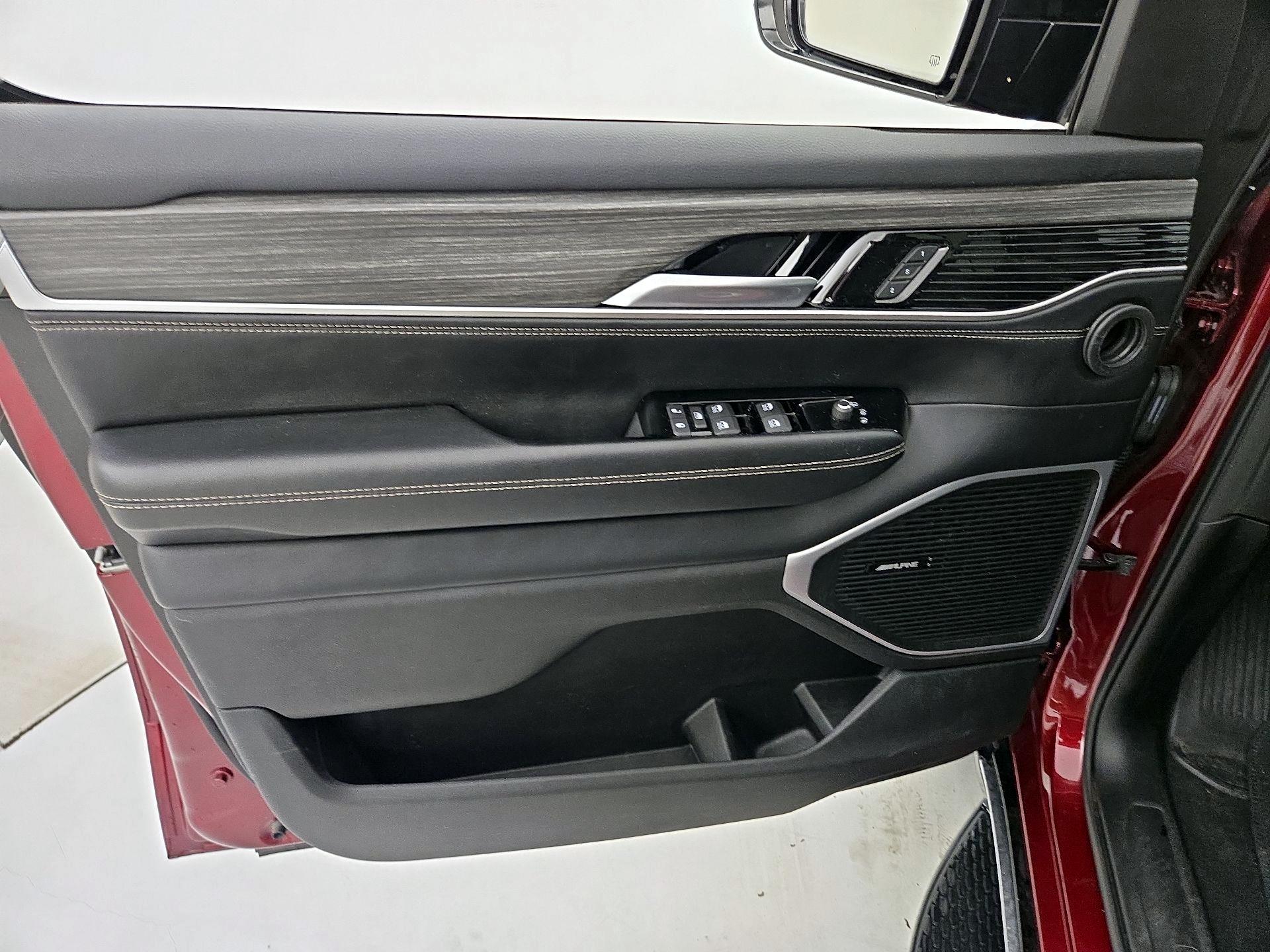 Thumbnail: 2024 Jeep Wagoneer - 12