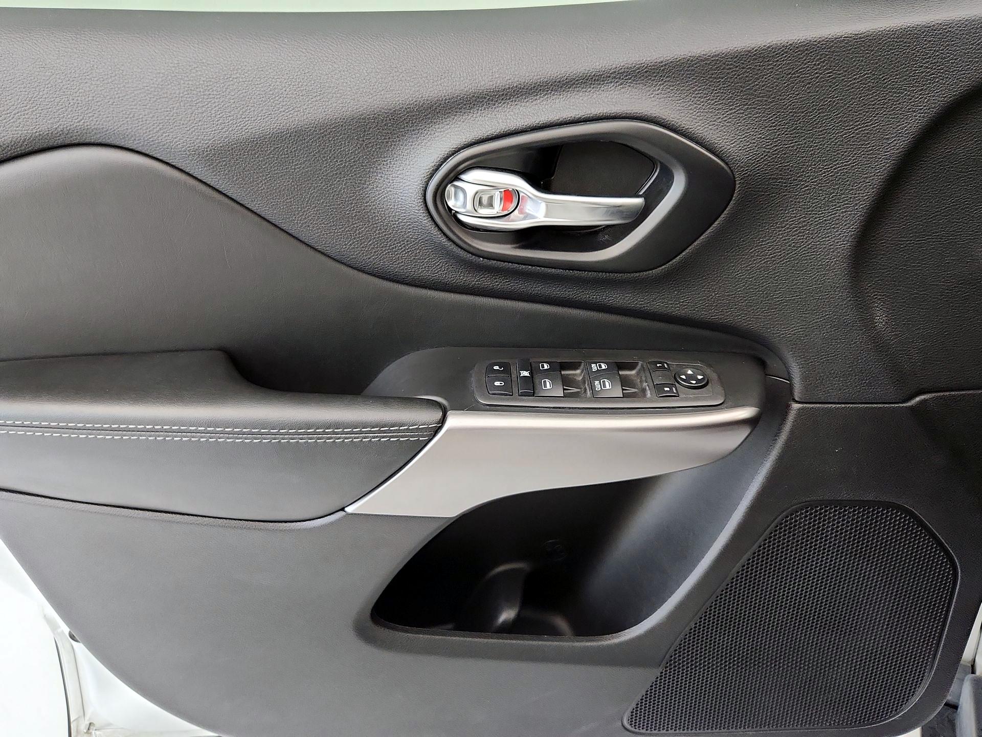 Thumbnail: 2022 Jeep Cherokee - 12