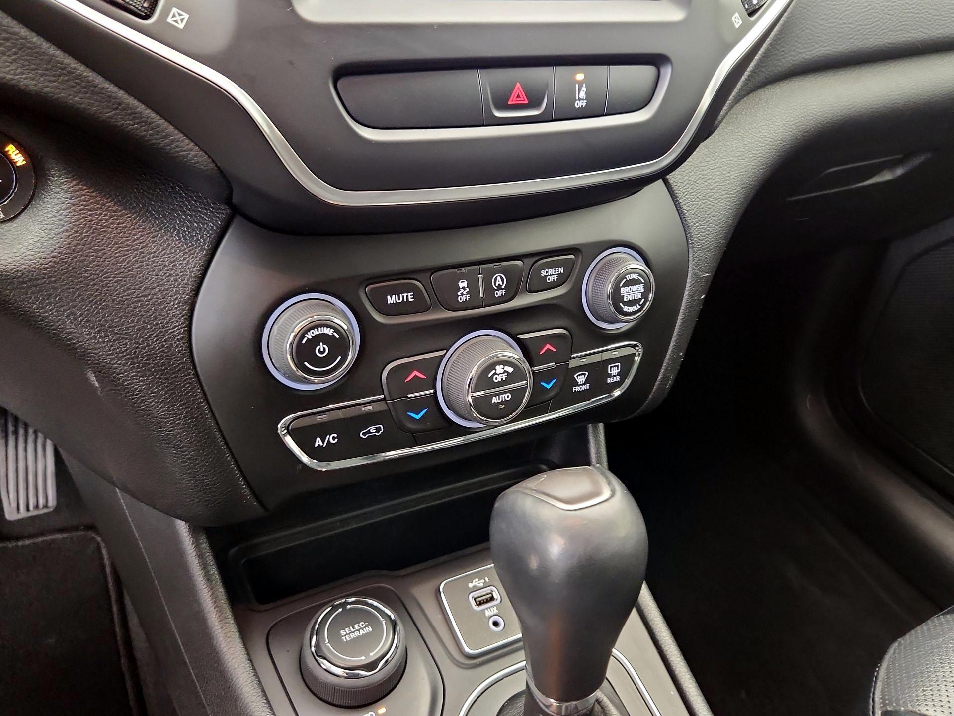 Thumbnail: 2022 Jeep Cherokee - 16