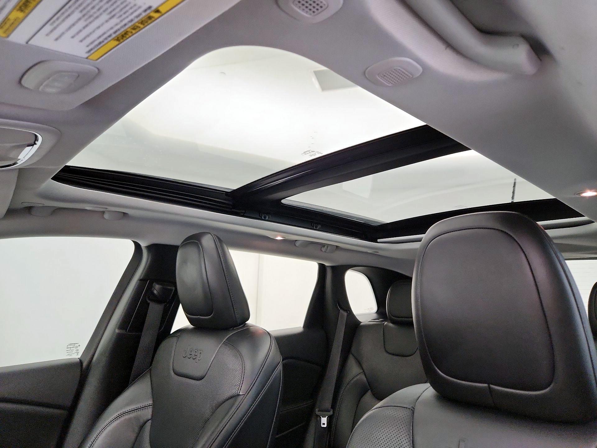 Thumbnail: 2022 Jeep Cherokee - 19